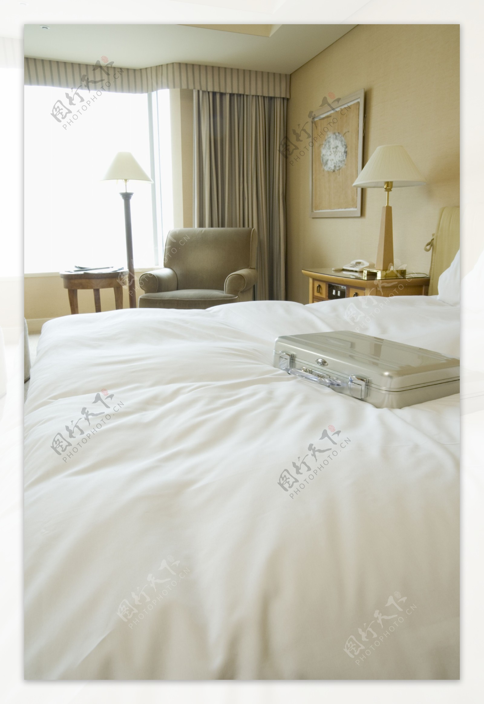 酒店卧室床上的手提箱图片