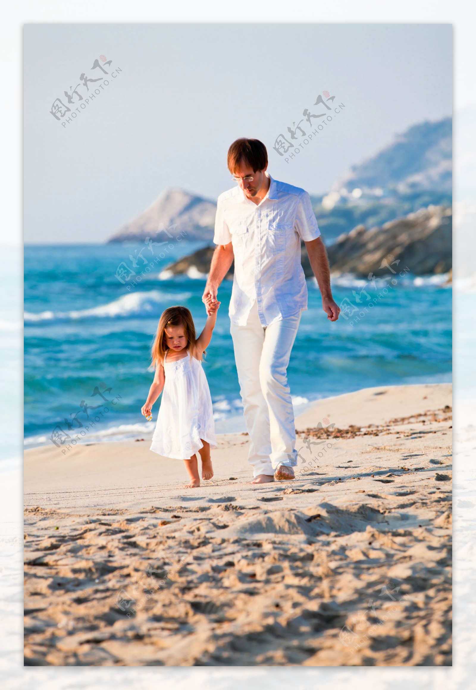 沙滩上领着孩子的爸爸图片