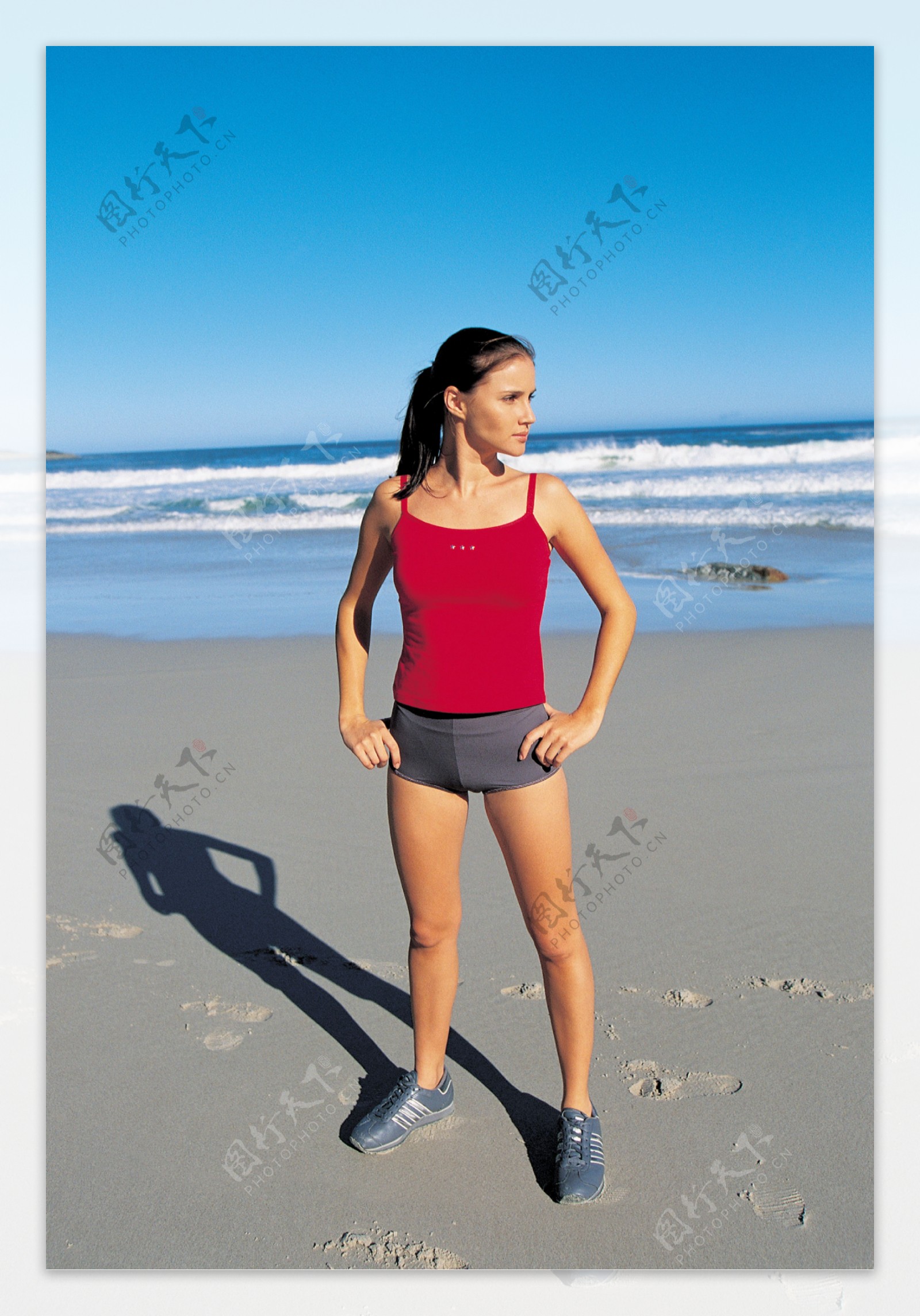 沙滩上的健康女性图片
