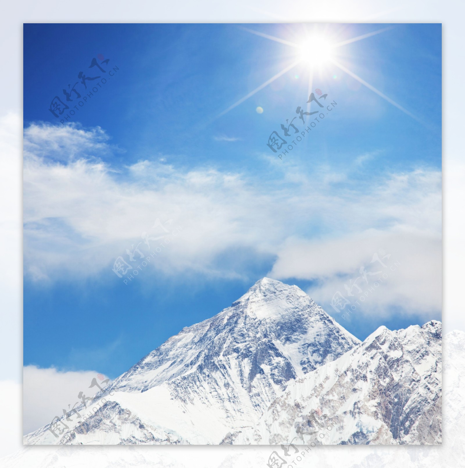 阳光下的雪山风景图片