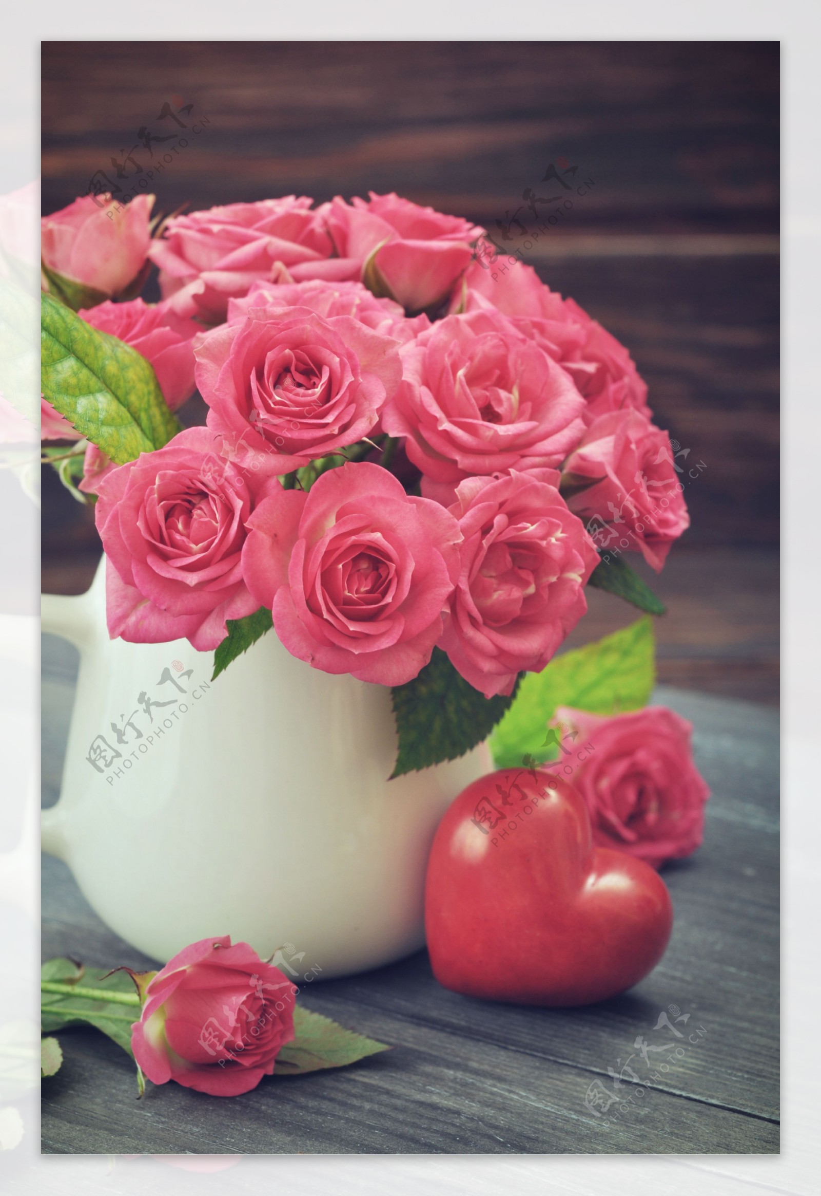 唯美粉色玫瑰花插花图片