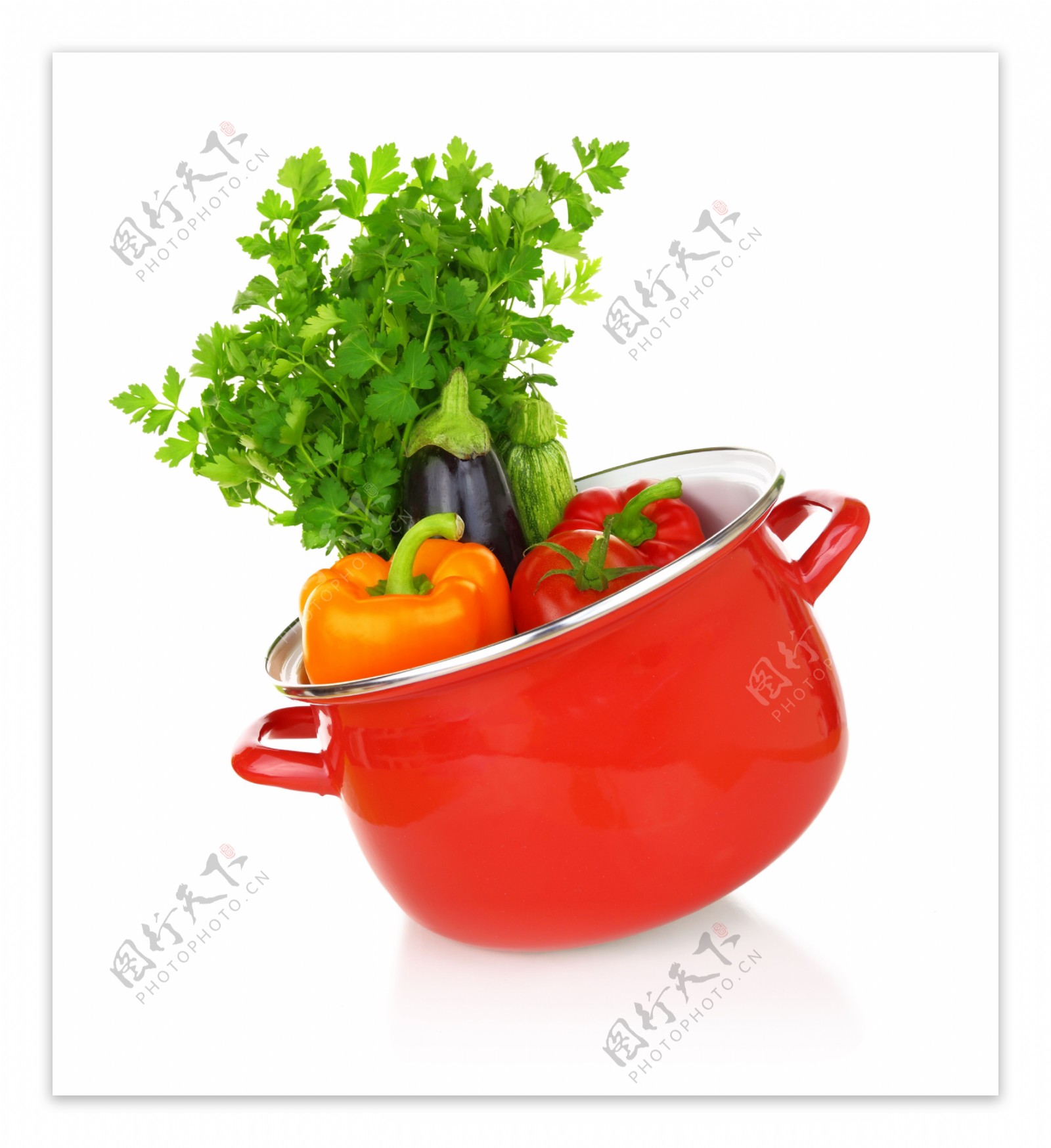 锅里的辣椒和菜叶图片