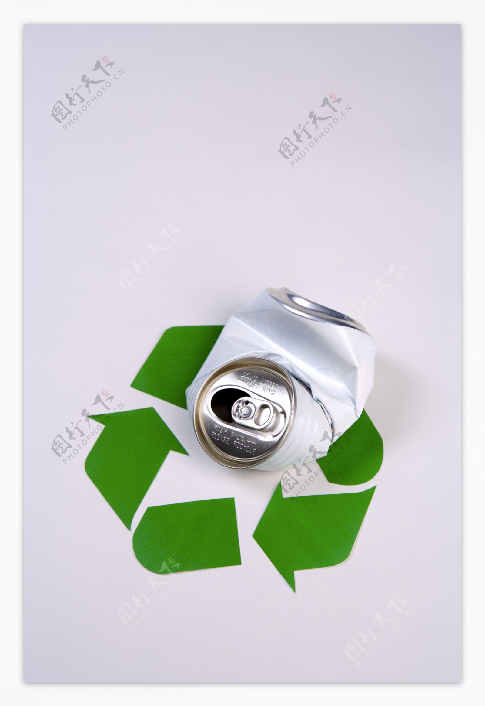 易拉罐与可回收利用标志图片