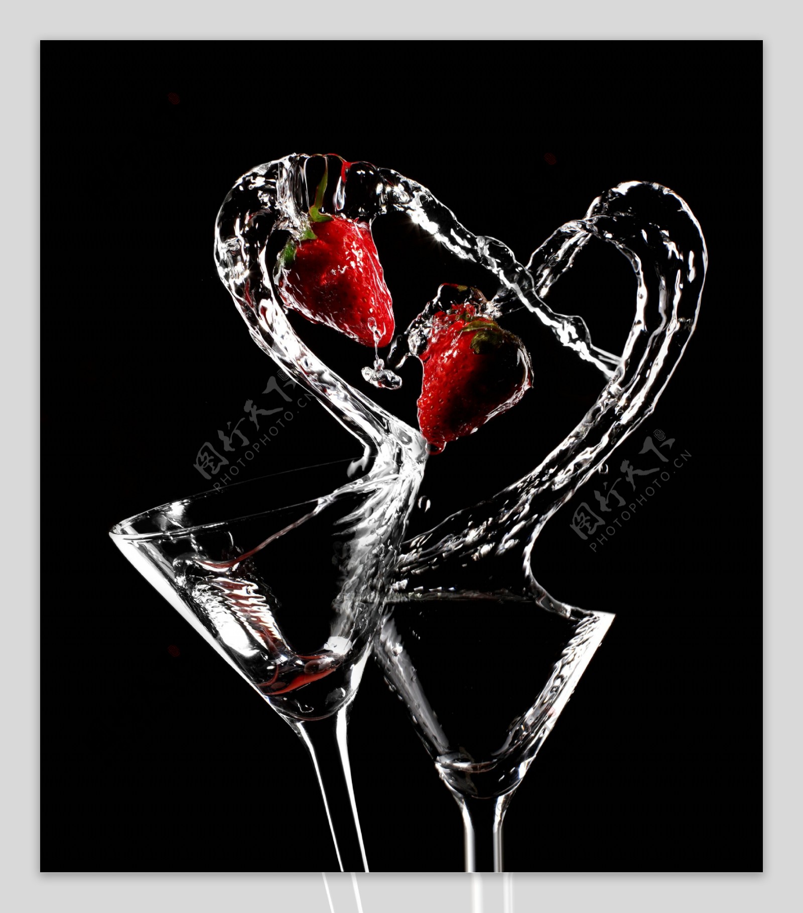 草莓与水组成的心型图片图片