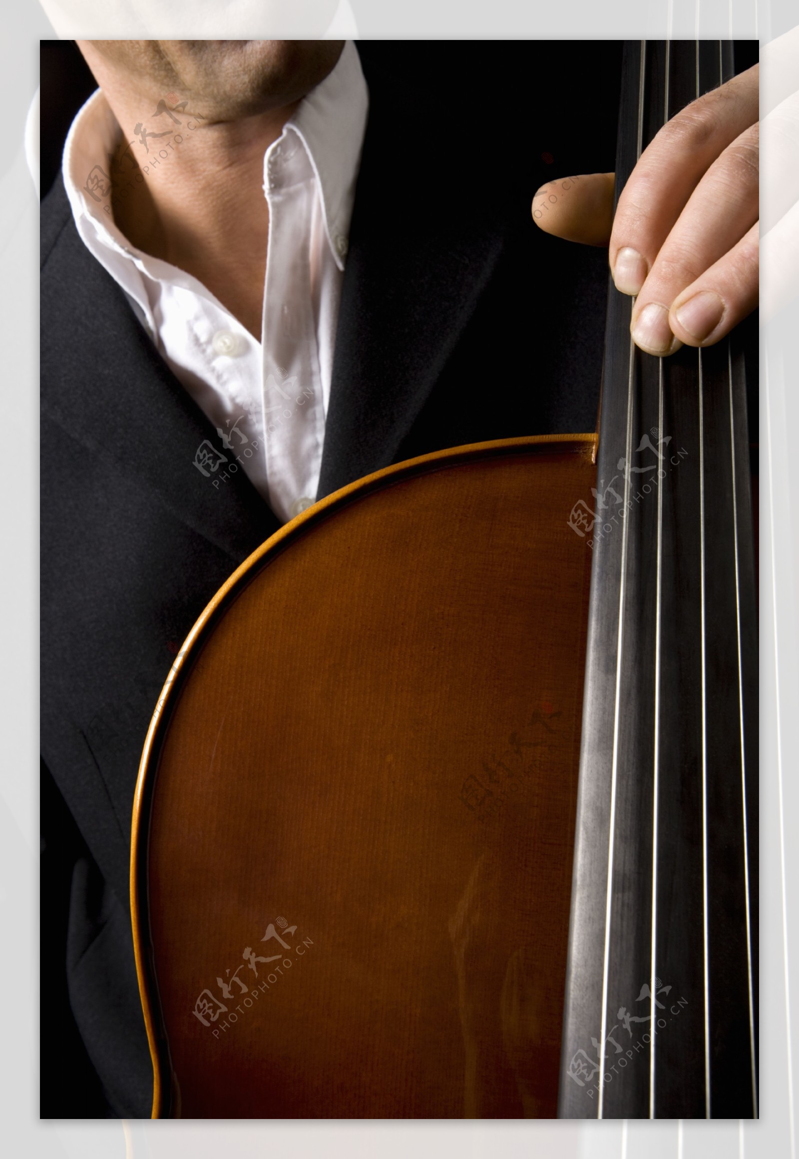 表演大提琴的男人图片