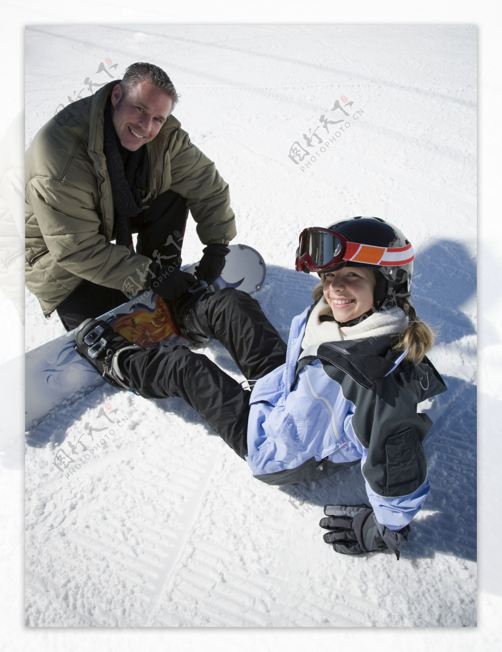 为女儿整理滑雪板的父亲图片