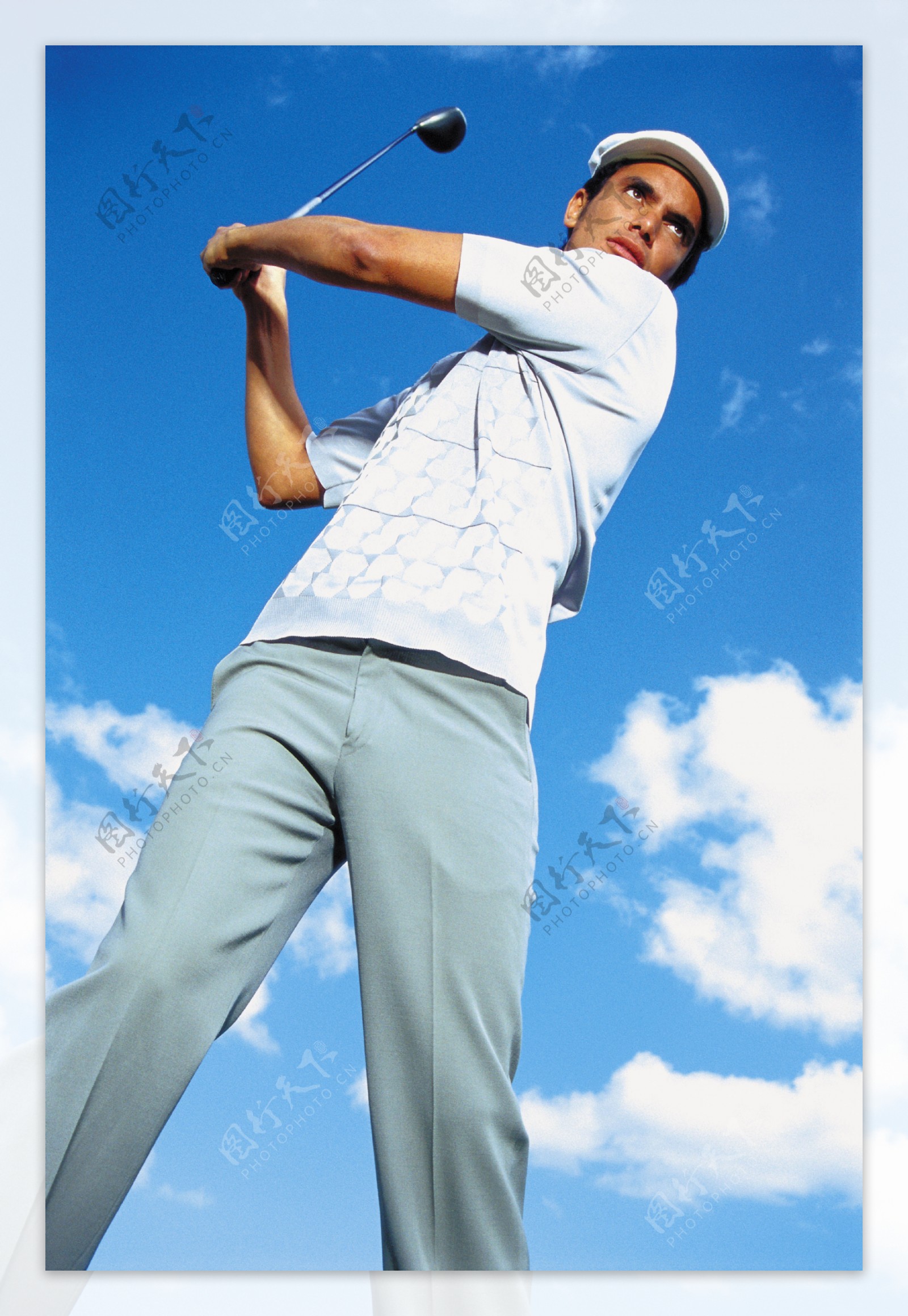 打高尔夫球的外国男人图片