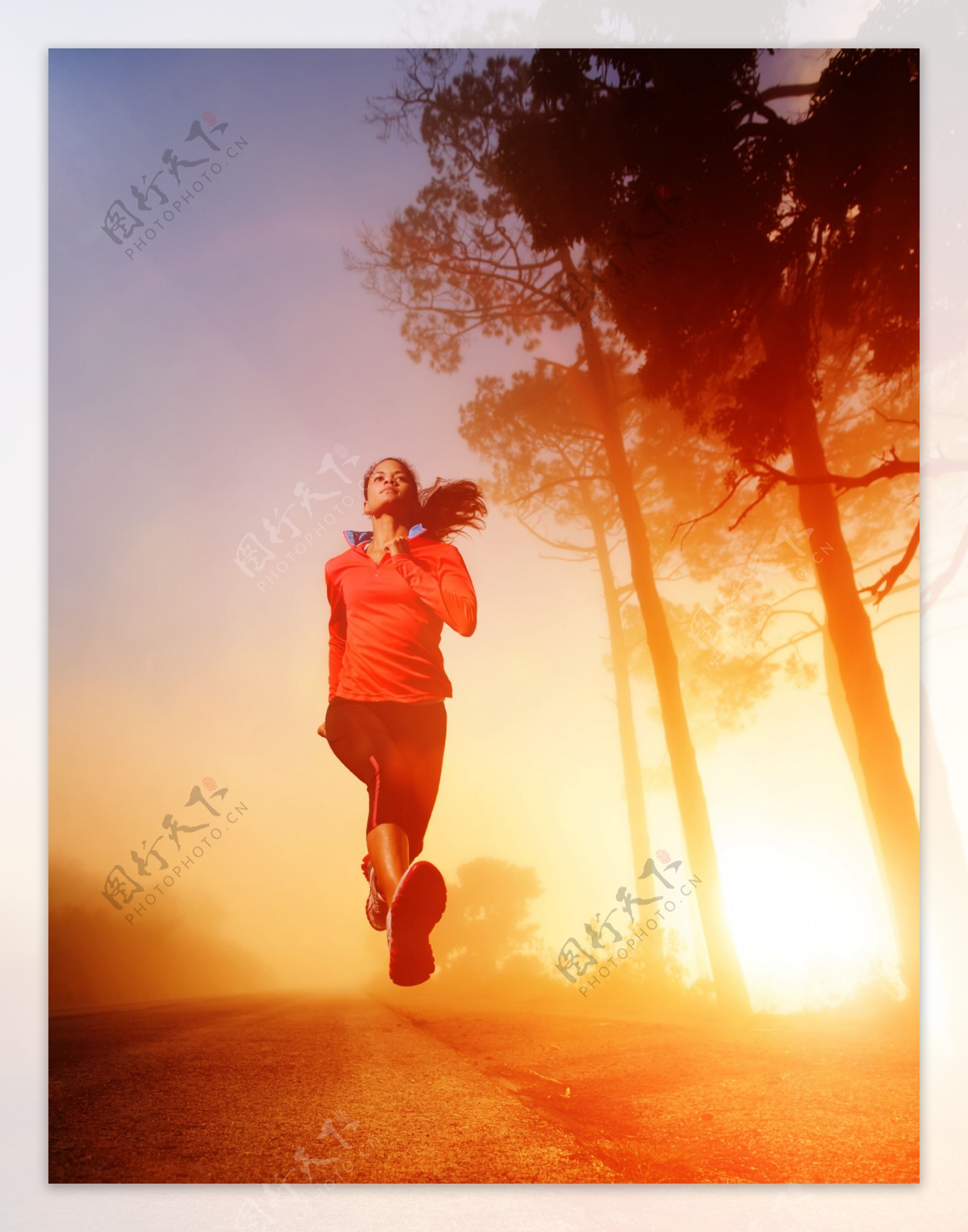 清晨跑步的女人图片