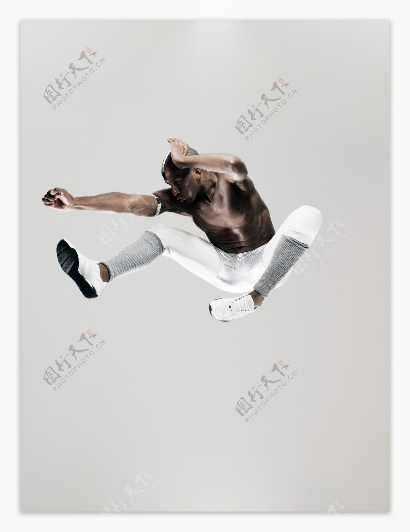 跳跃的外国运动员图片