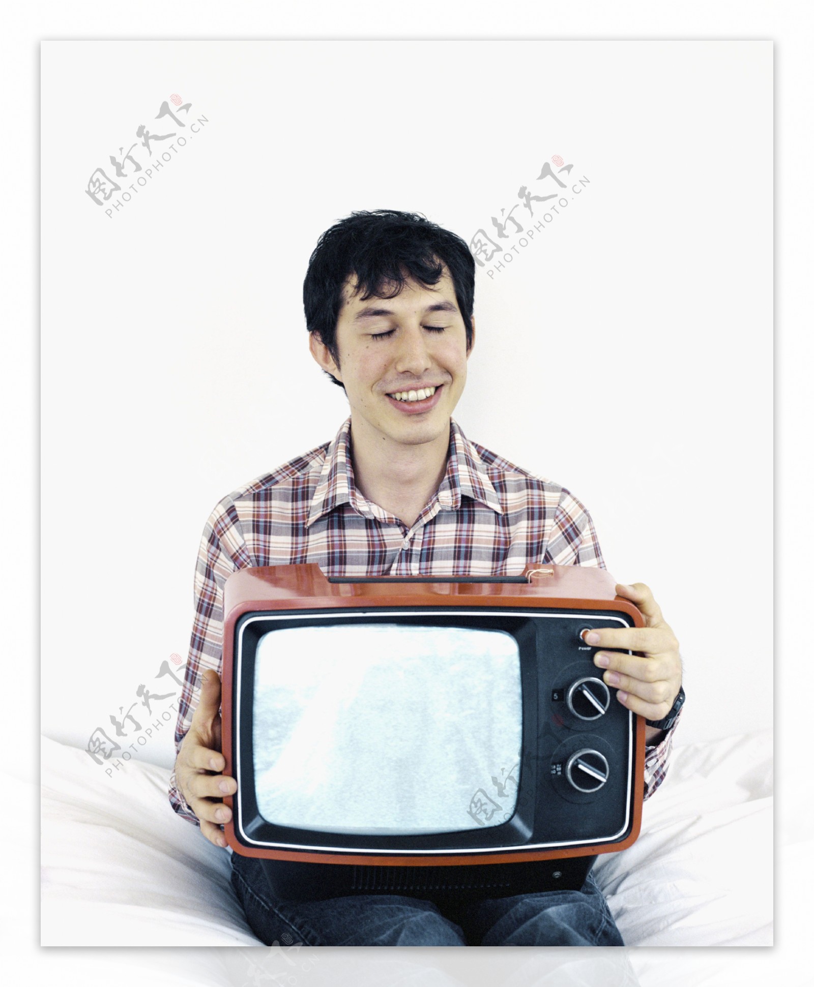抱着电视机的男人图片