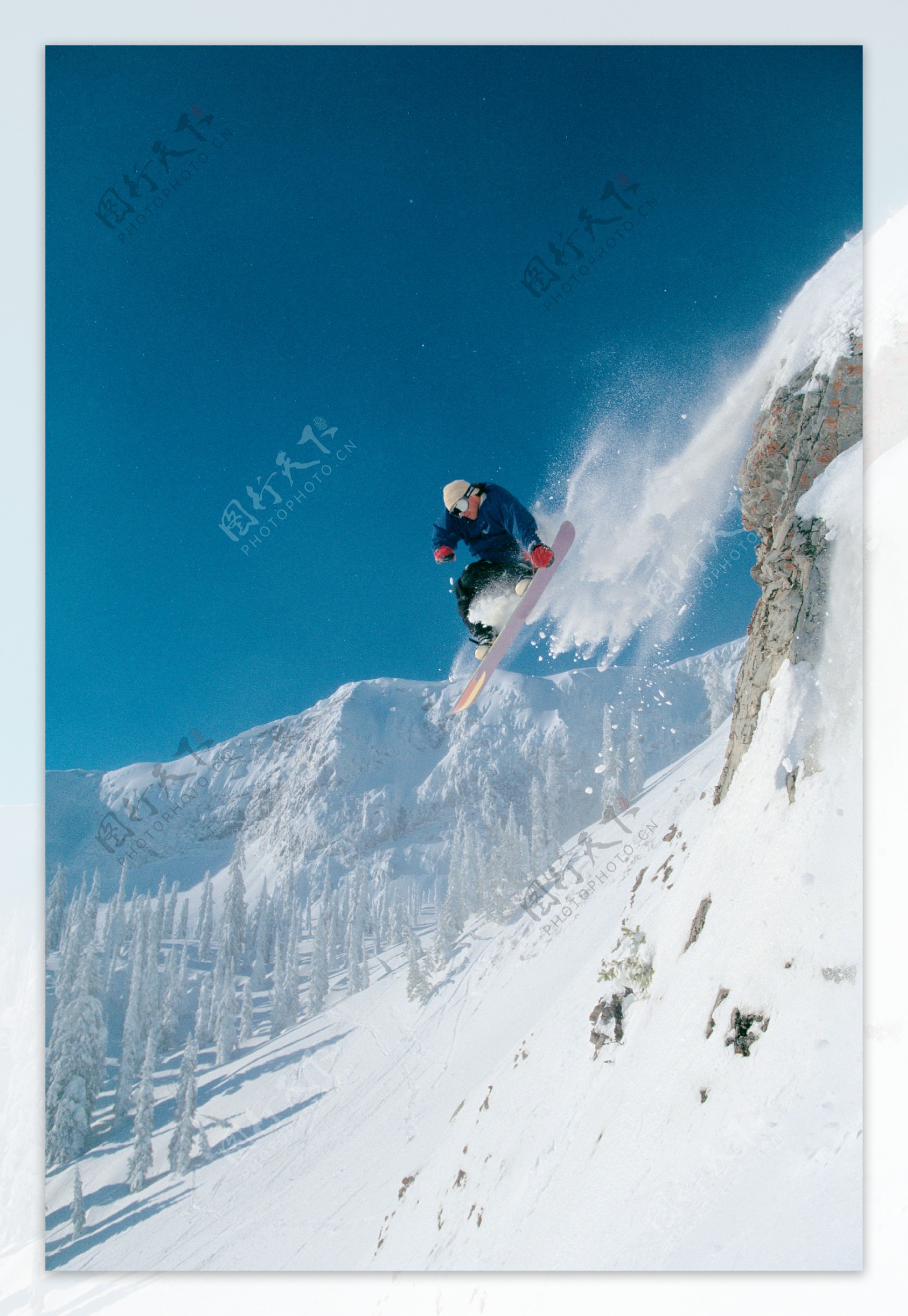 飞跃的滑雪运动员高清图片