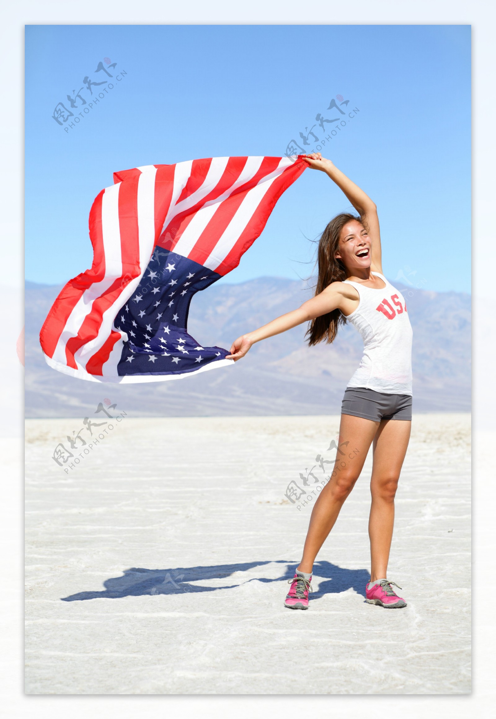 举起美国旗的美女图片