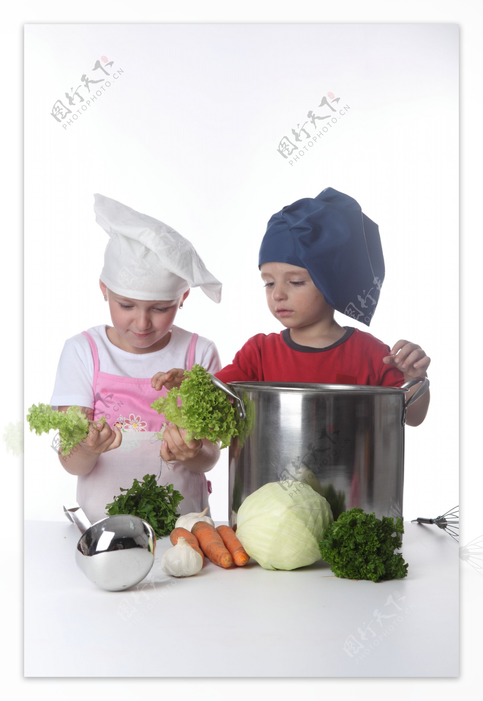 做菜的儿童厨师图片