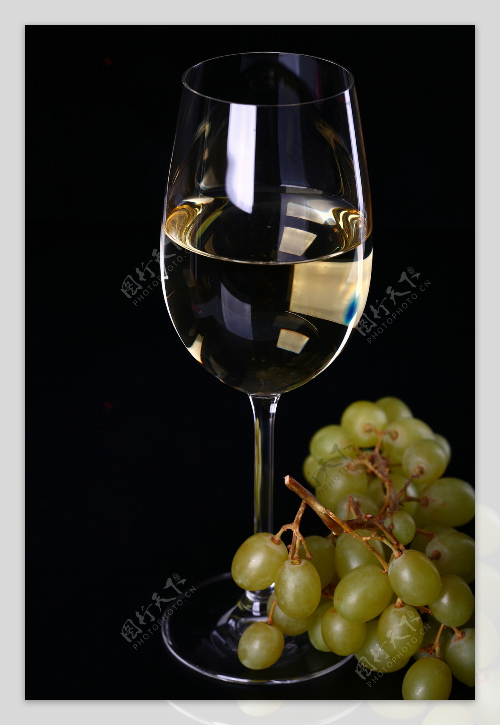 一串青提与葡萄酒图片