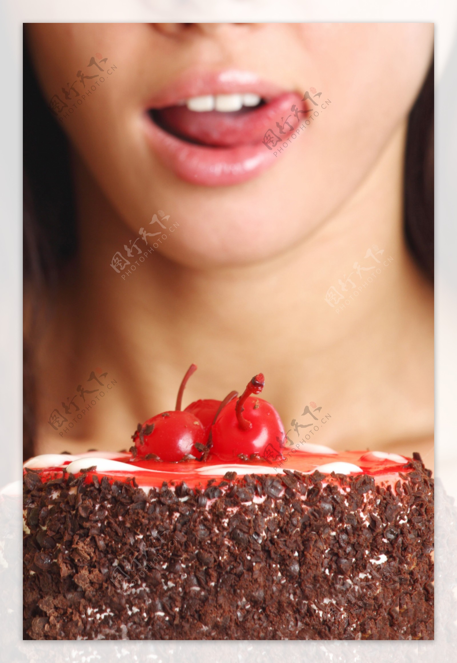 吃樱桃巧克力蛋糕的美女图片
