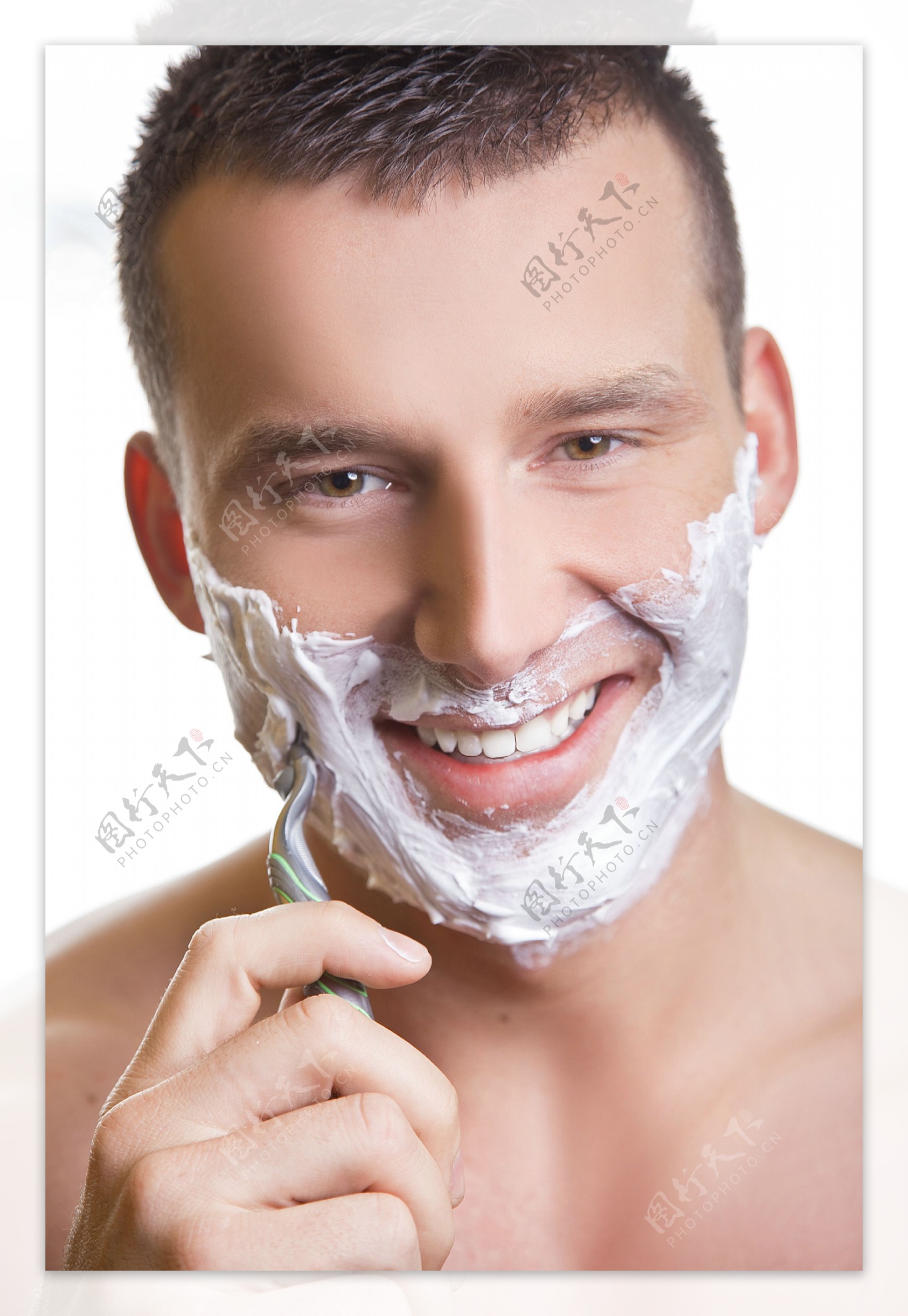 正在刮胡子的男人图片