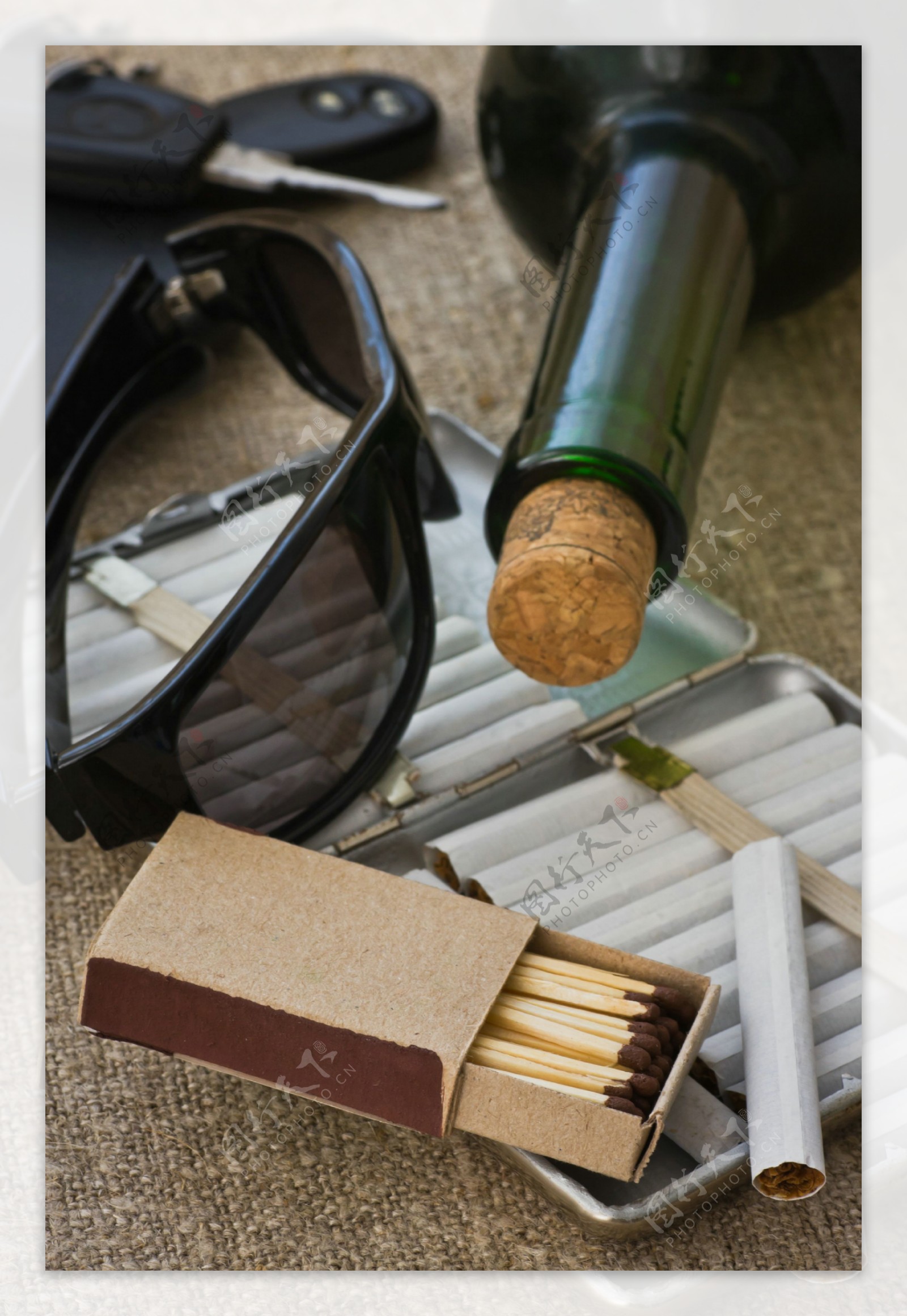 太阳镜与火柴香烟图片