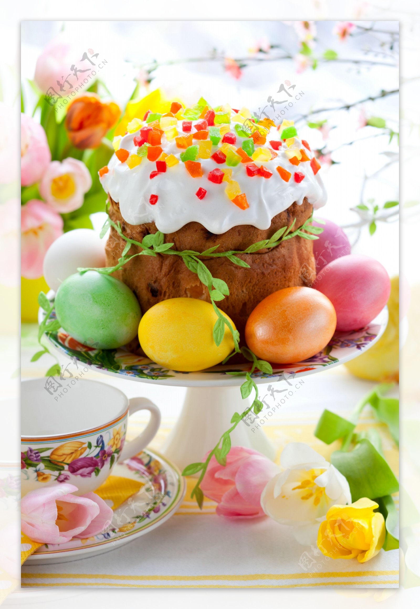 复活节彩蛋蛋糕与美丽鲜花图片