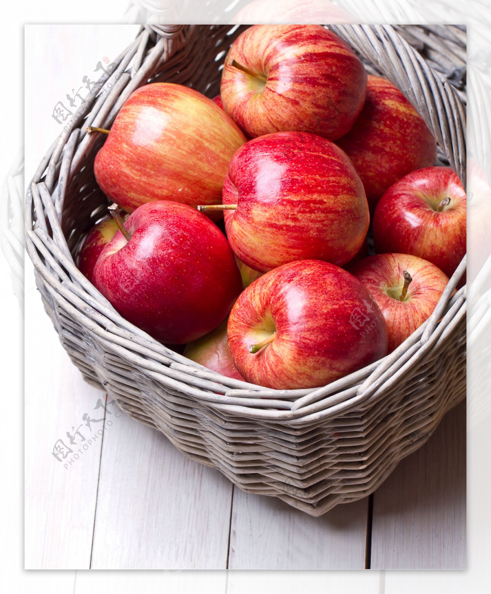 新鲜一筐红苹果图片