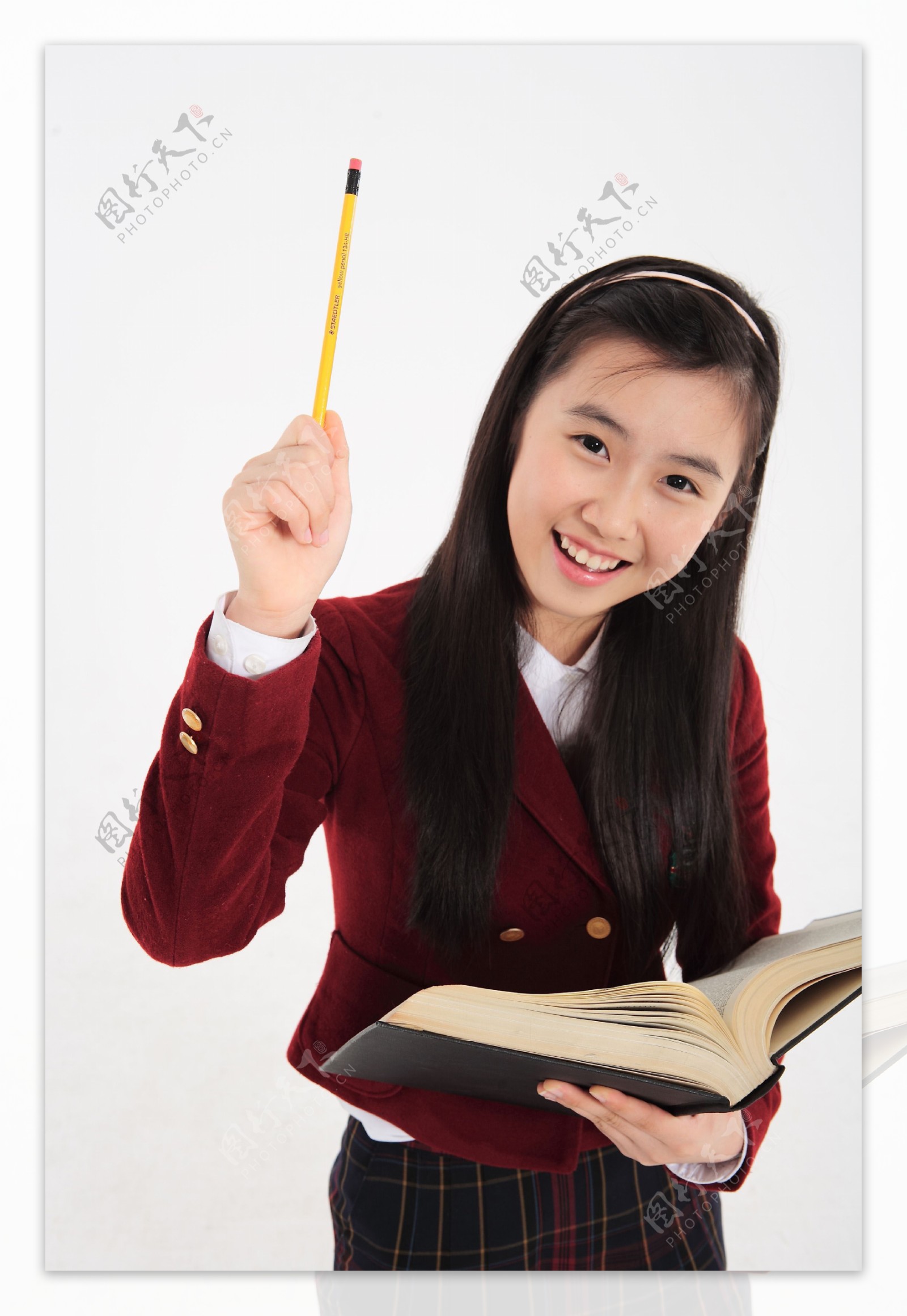 捧着书籍举着铅笔的长发女孩图片图片
