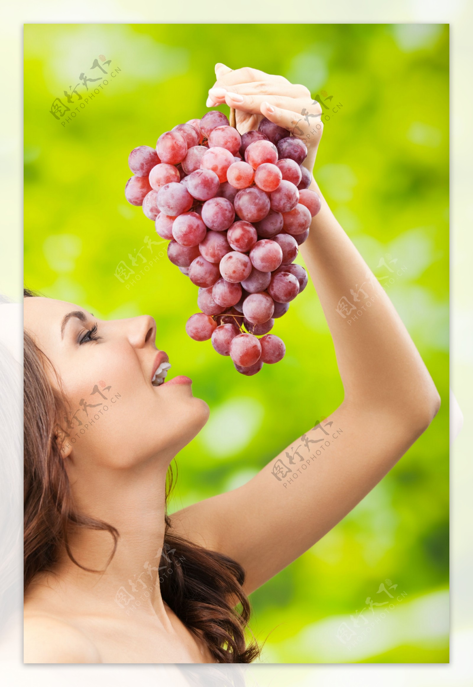 吃葡萄的性感美女图片