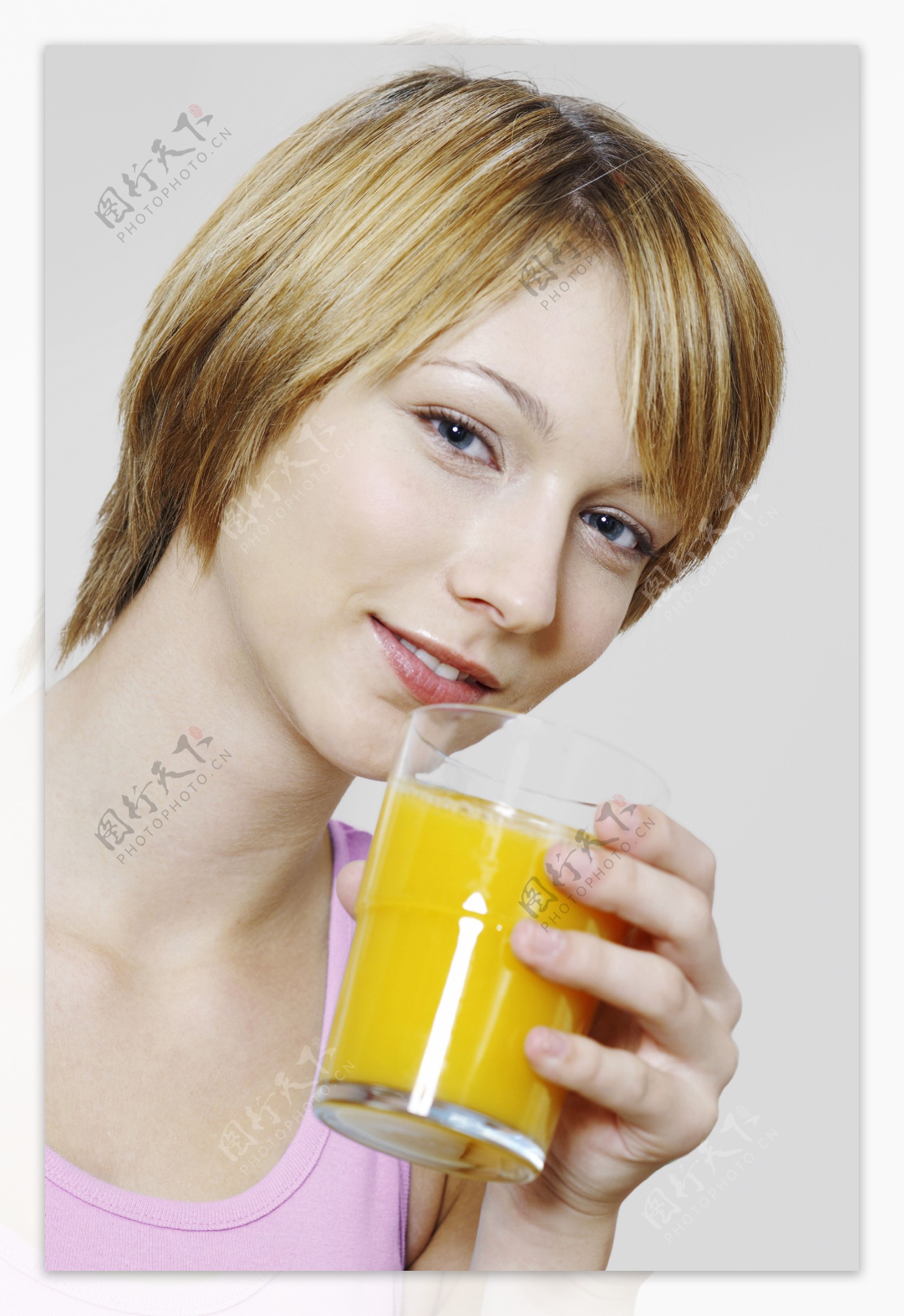 喝果汁的美女图片