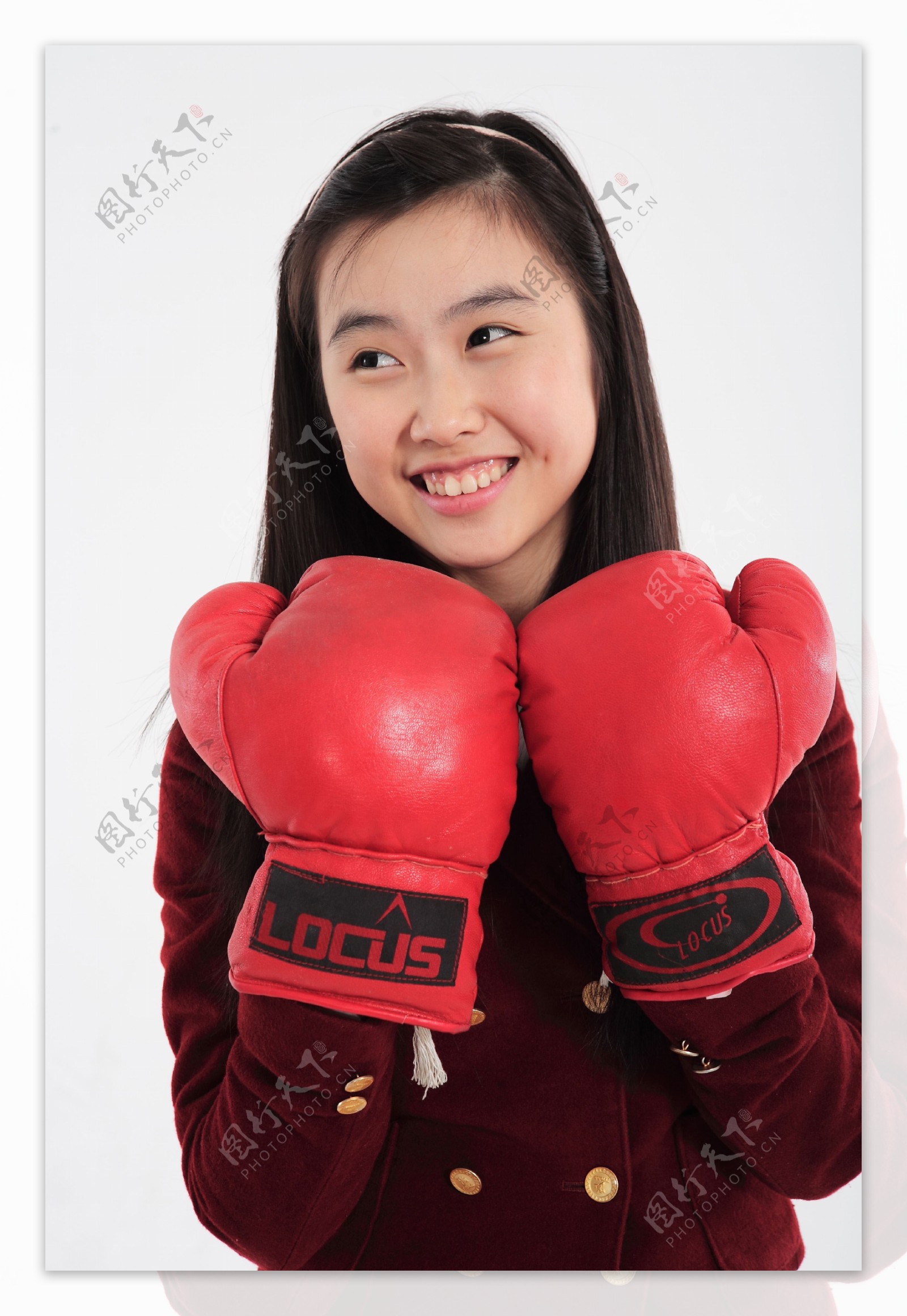 戴着拳击手套两个拳头对着的快乐女孩图片图片