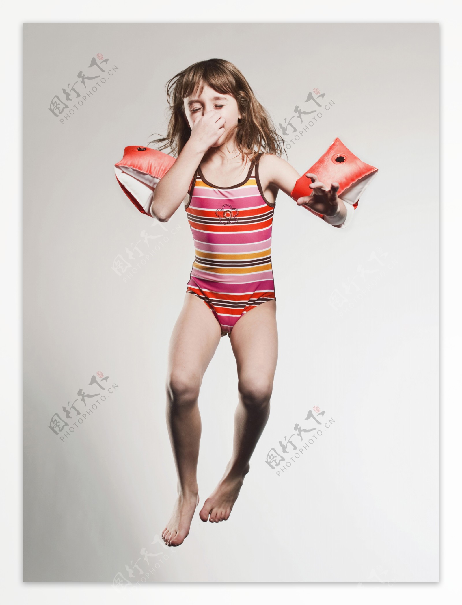 游泳时跳水的外国小女孩图片