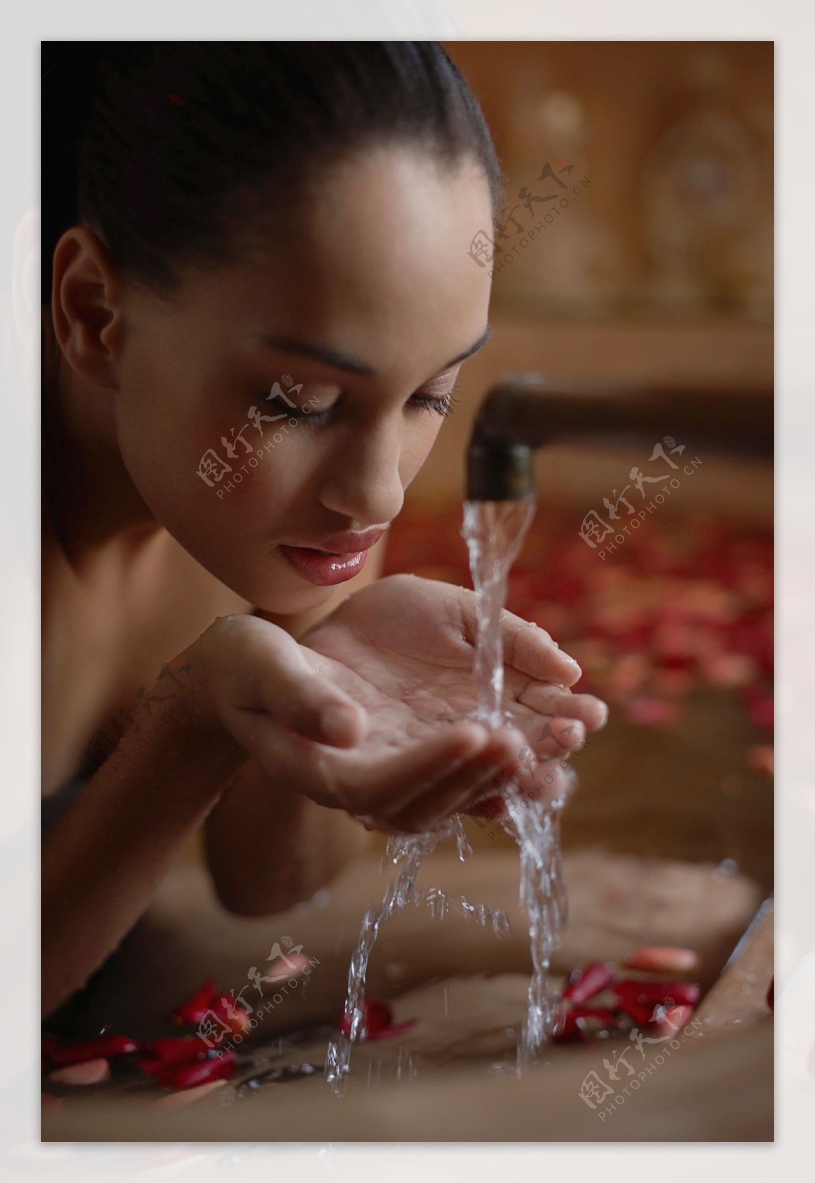沐浴洗脸的性感美女图片