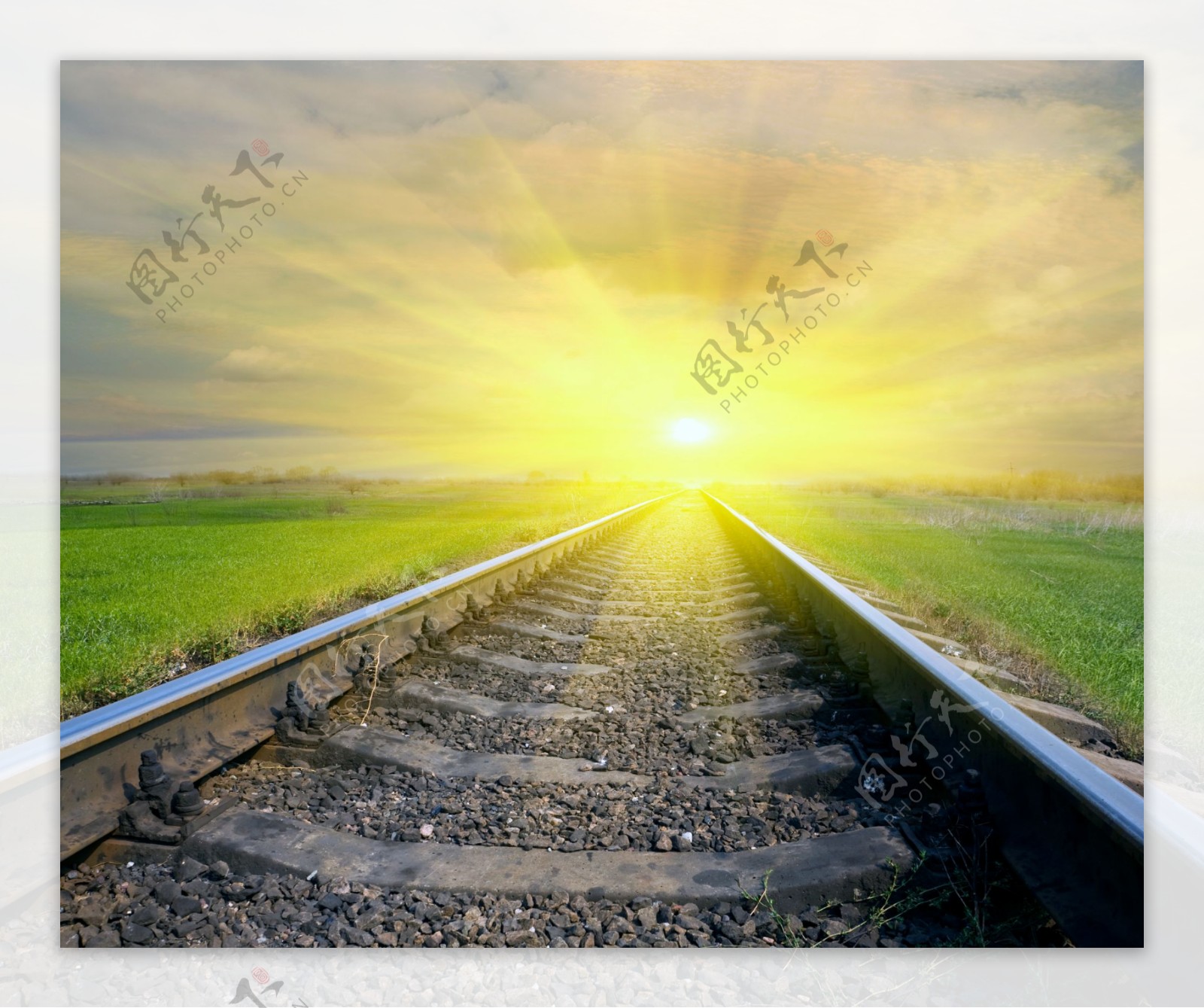 清晨阳光照射的铁路图片