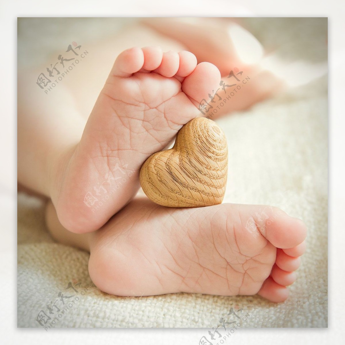 婴儿脚丫与爱心图片