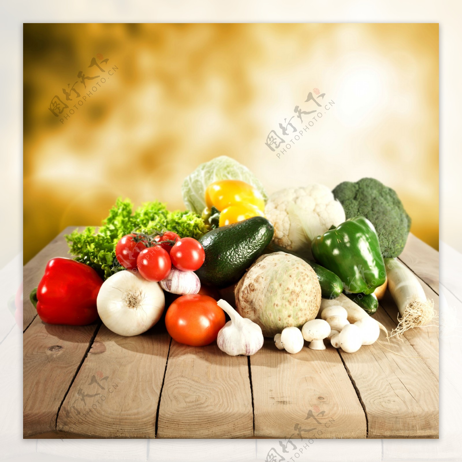 木板上的蔬菜摄影图片