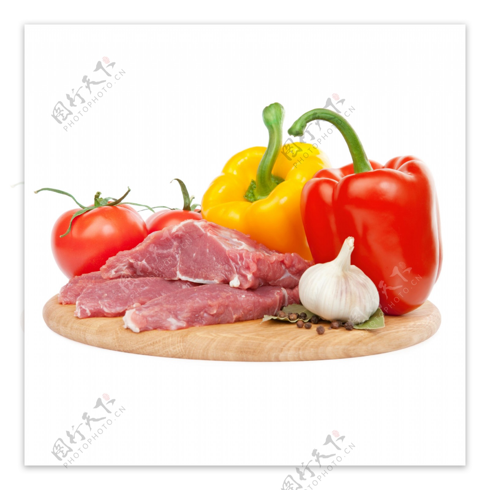 菜板上的肉食与辣椒图片