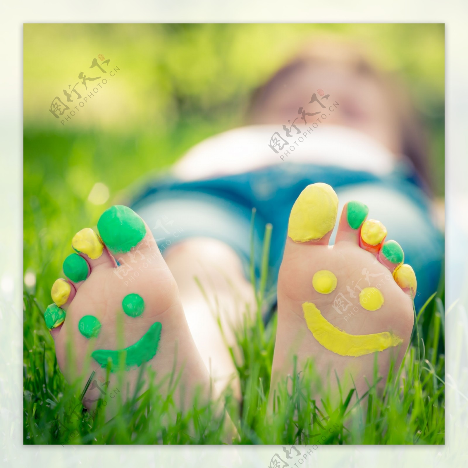 躺在草地上的脚丫图片