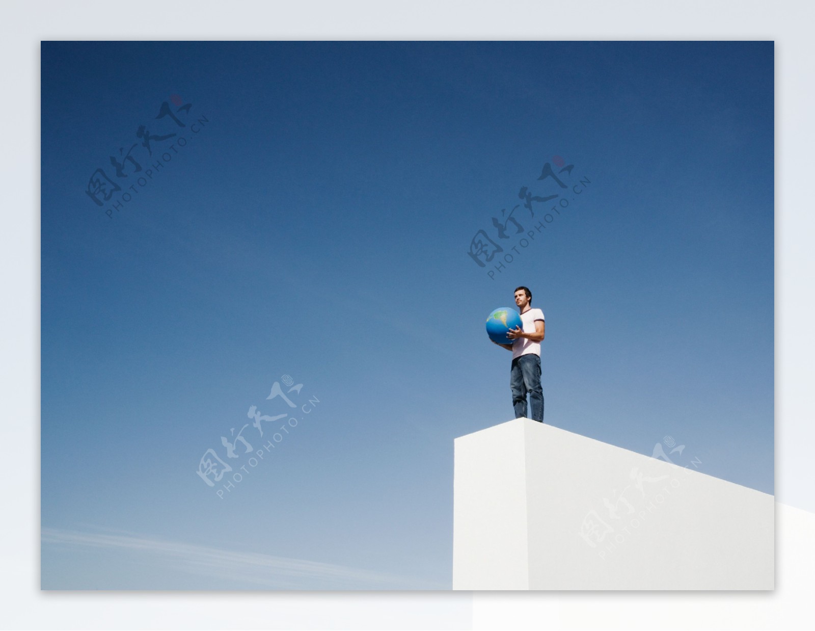 站在高处的男从与地球合影图片