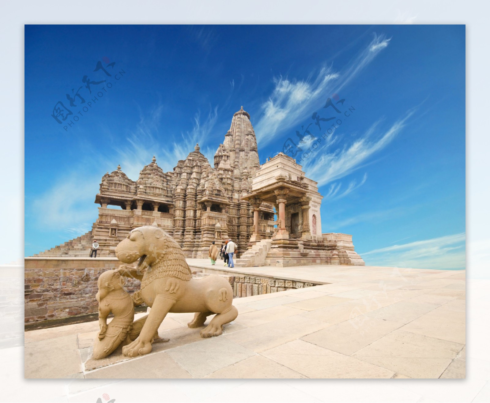 蓝天下的狮子与印度建筑图片