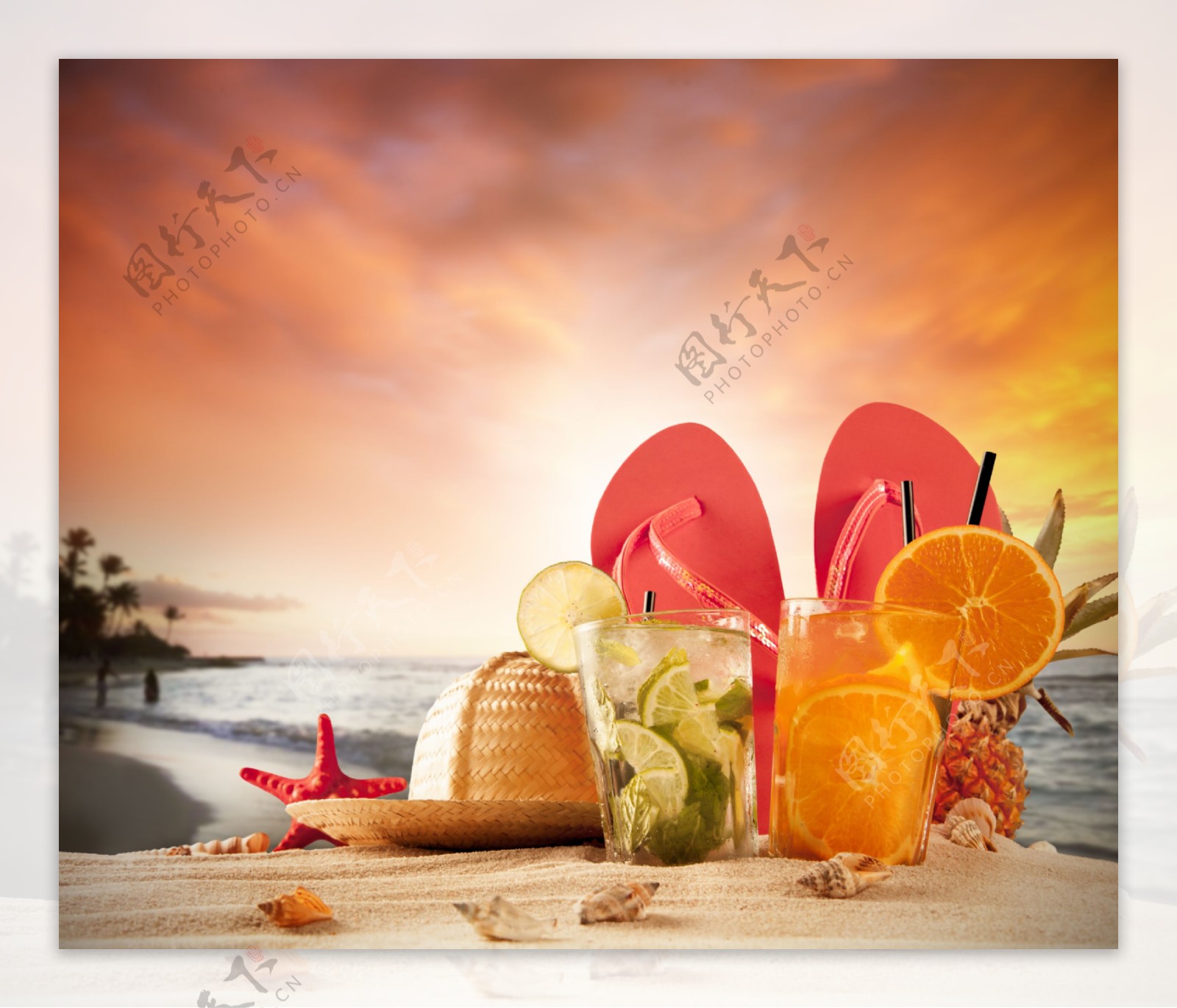 沙滩上的柠檬汁与拖鞋图片