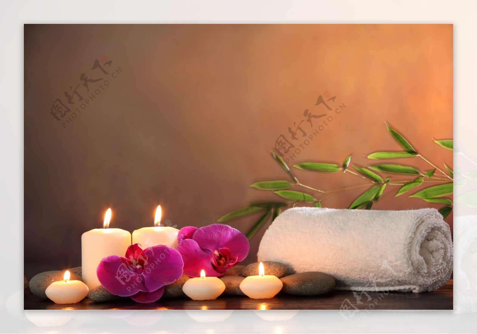 花朵与点燃的蜡烛图片