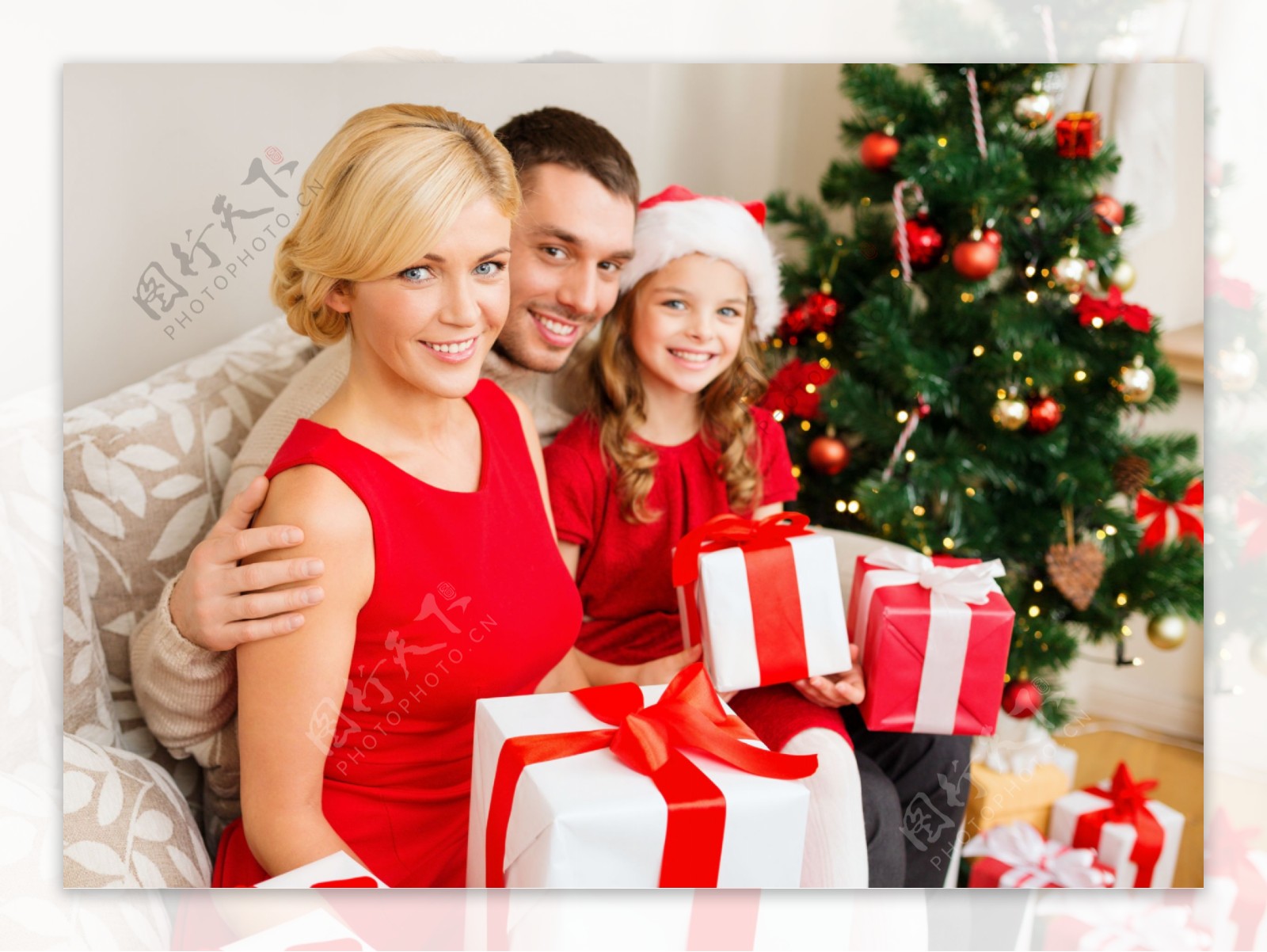 拿着礼物的家庭与圣诞树图片