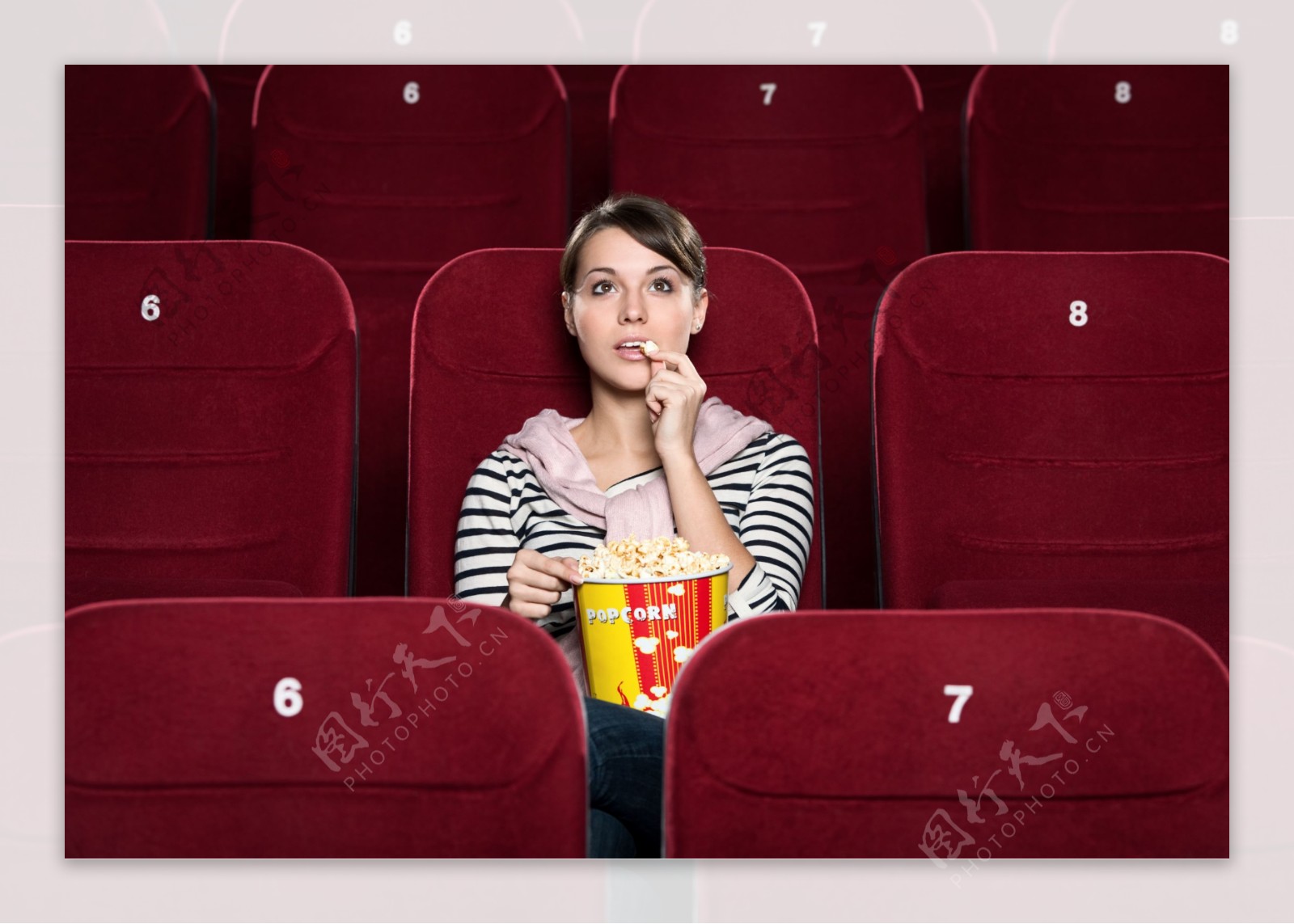 电影院里吃爆米花的美女图片