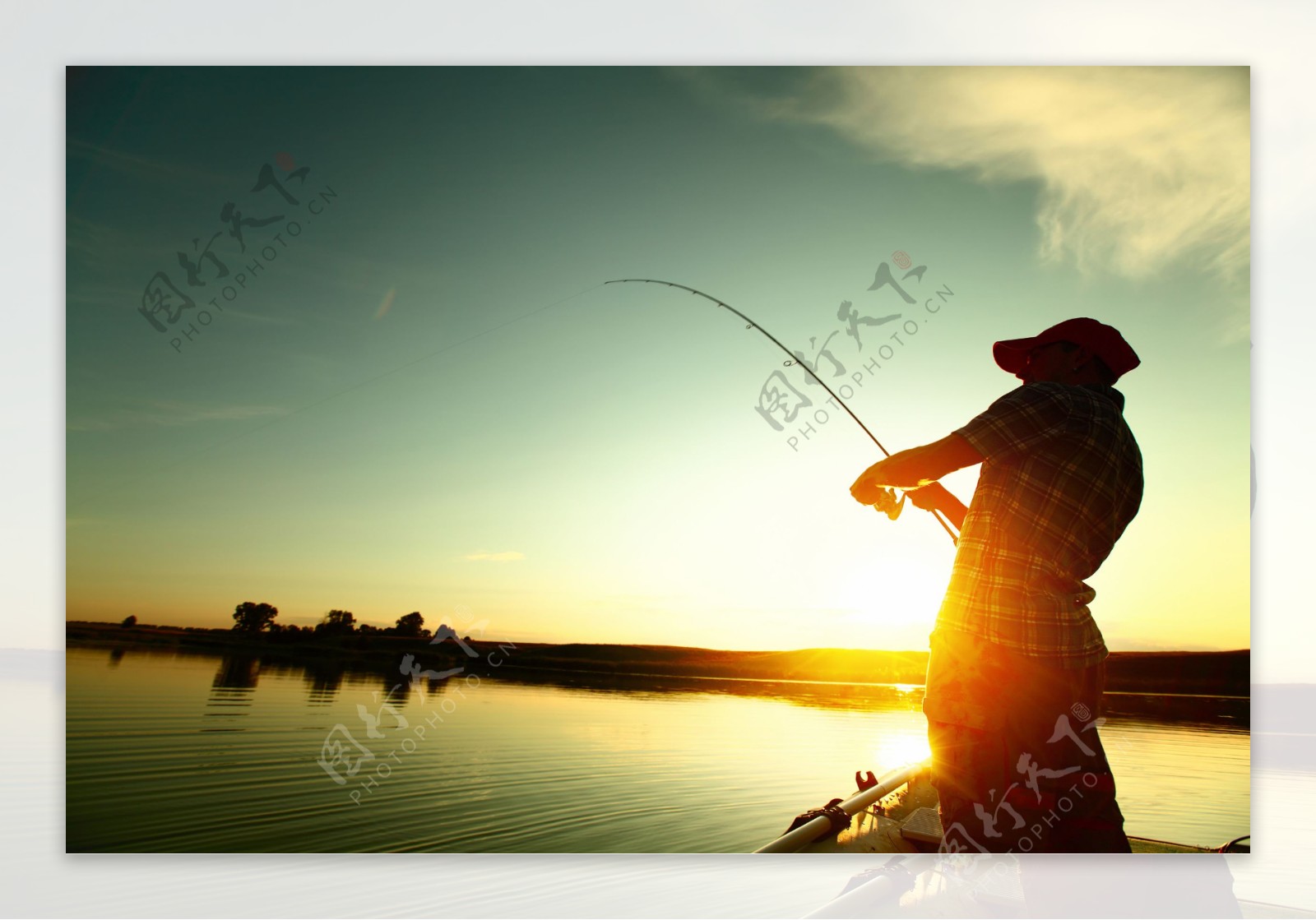 站在湖水边钓鱼的男士图片