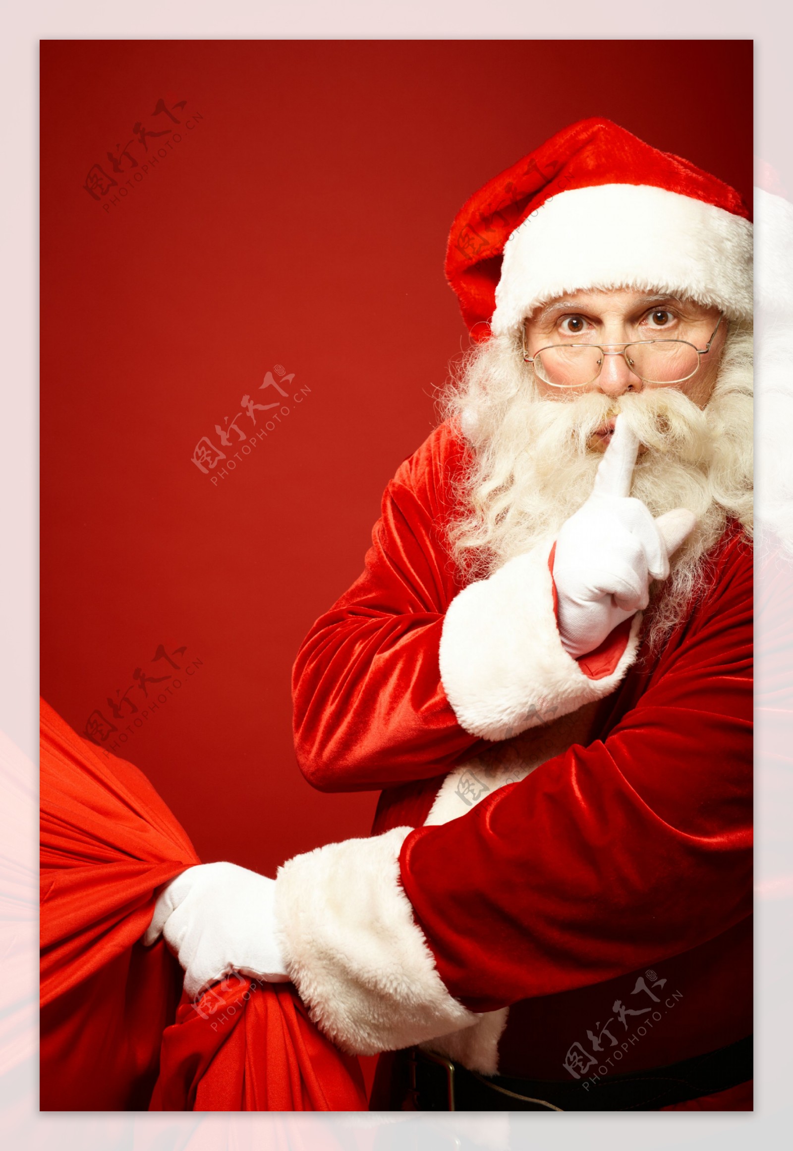 手指放在嘴上的圣诞老人
