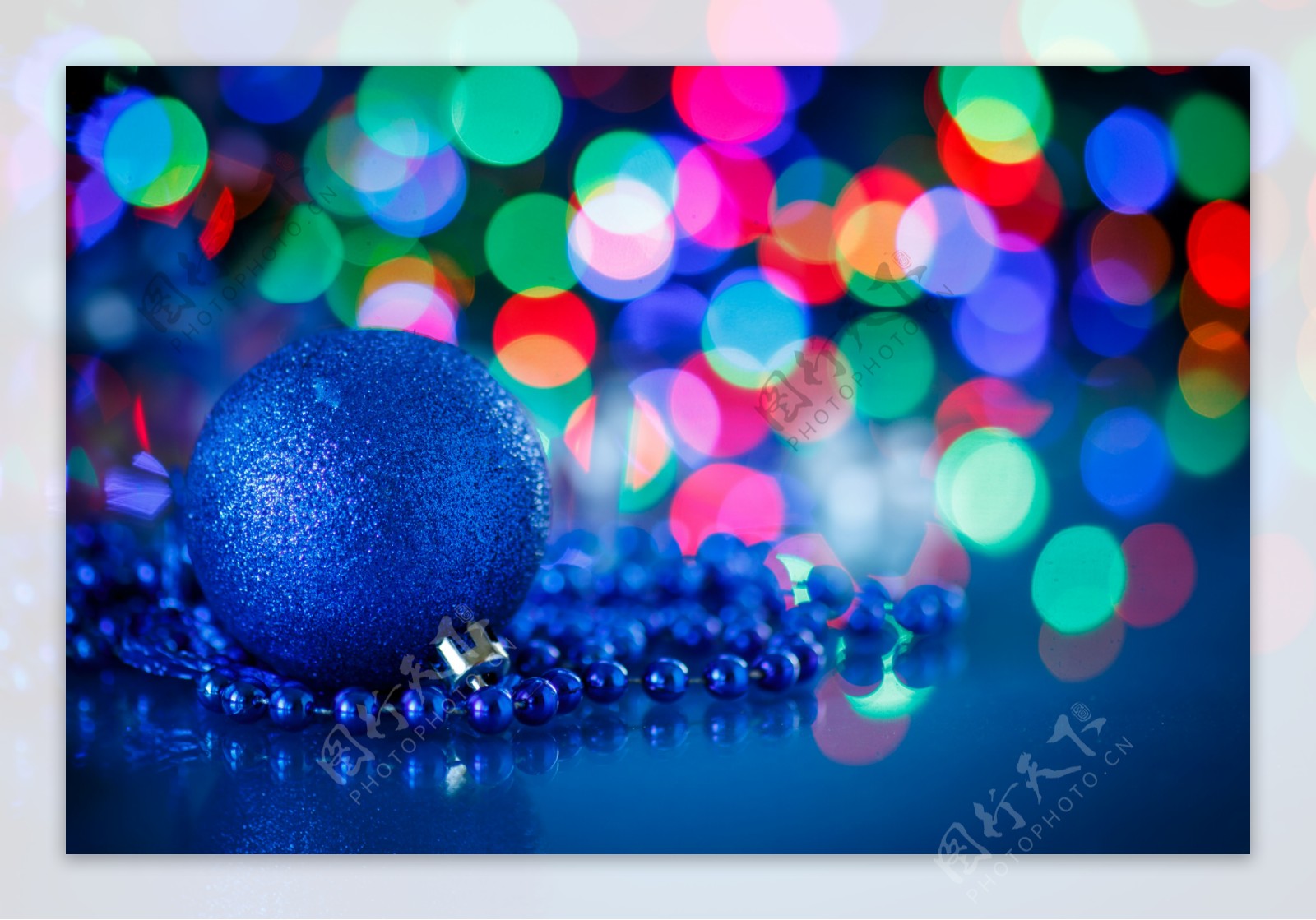 光斑与蓝色圣诞球图片