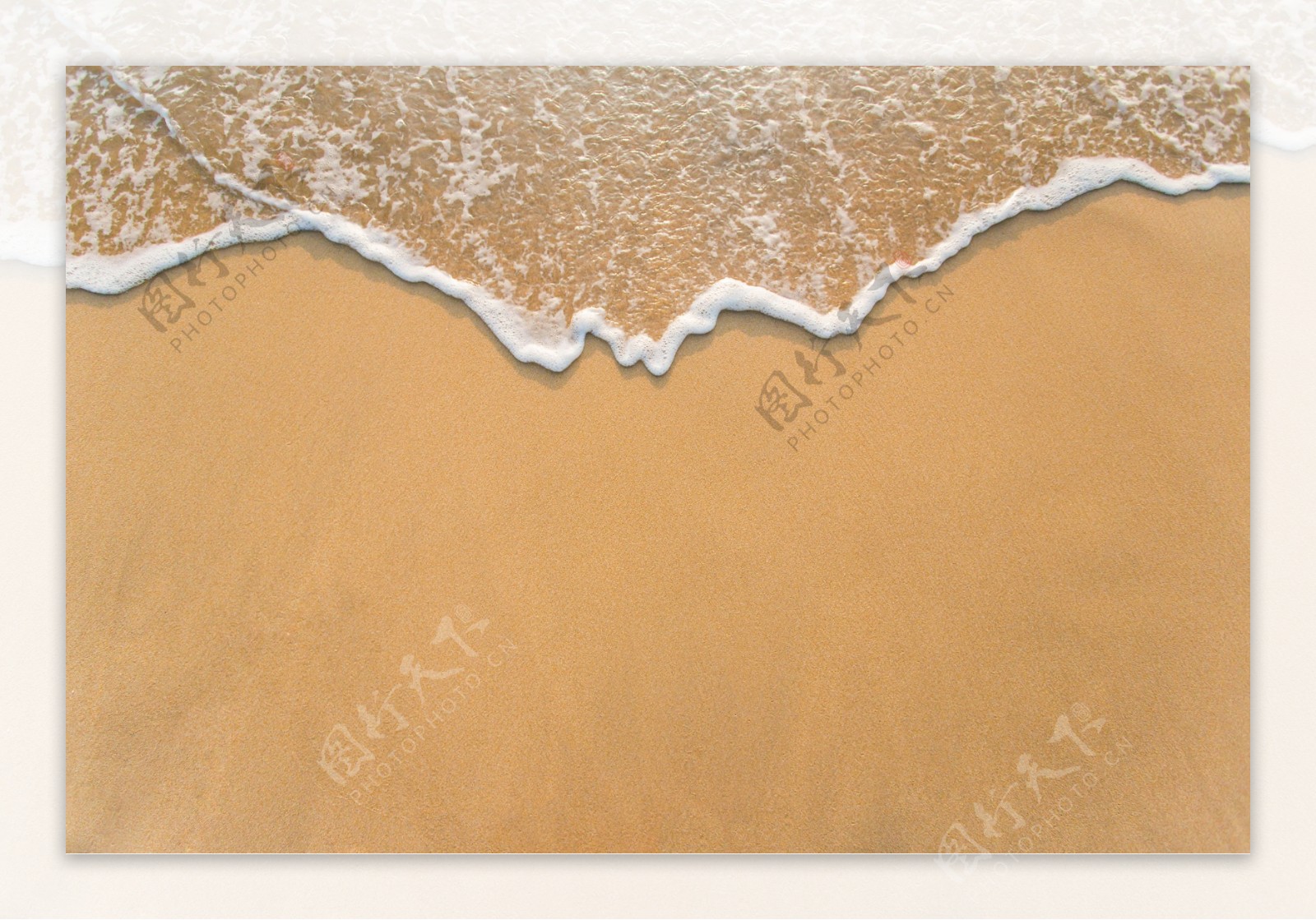 沙滩上的浪花图片