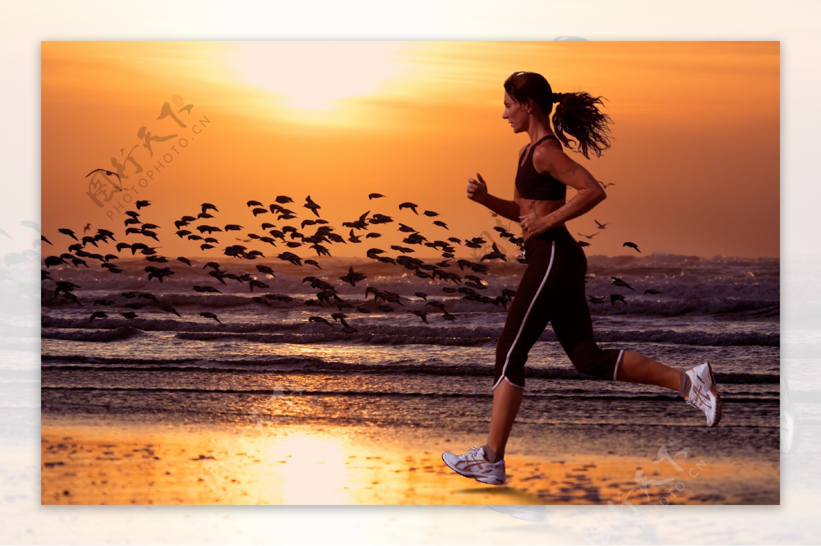 沙滩奔跑的女人图片