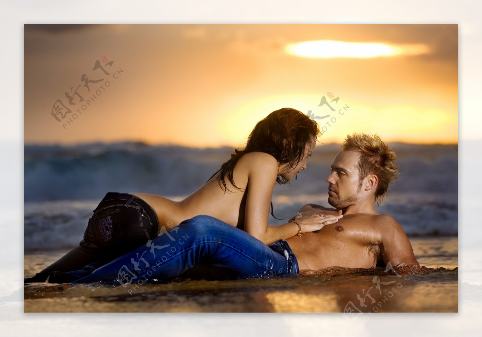 沙滩上的情侣图片