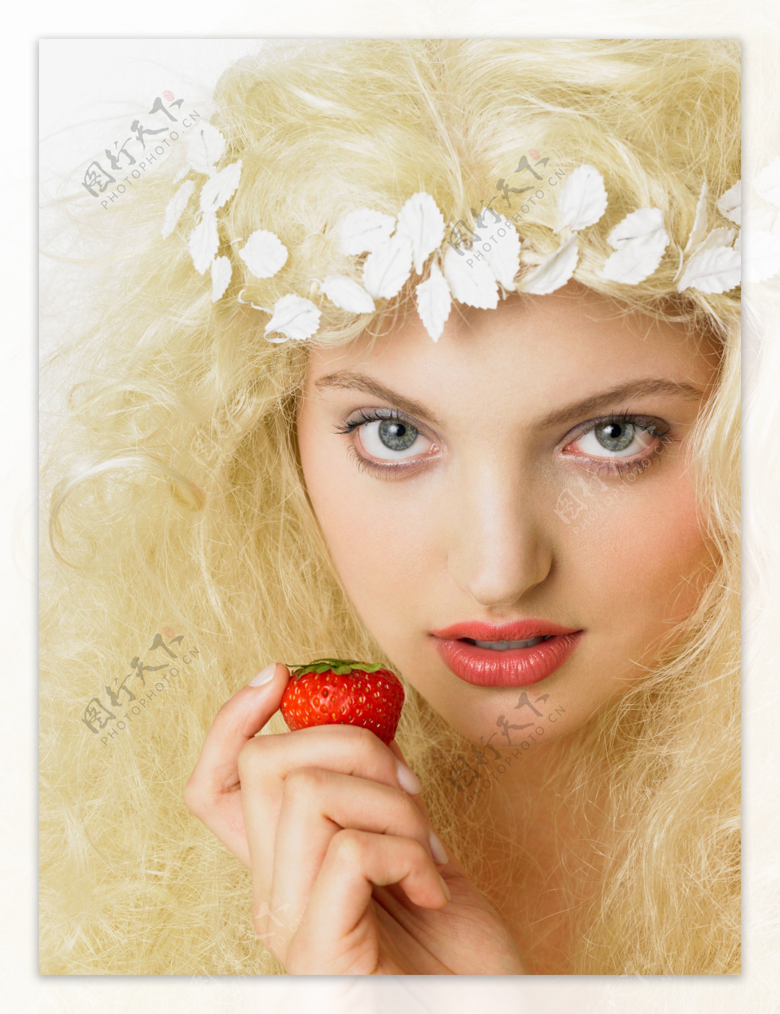 拿草莓的金发美女图片