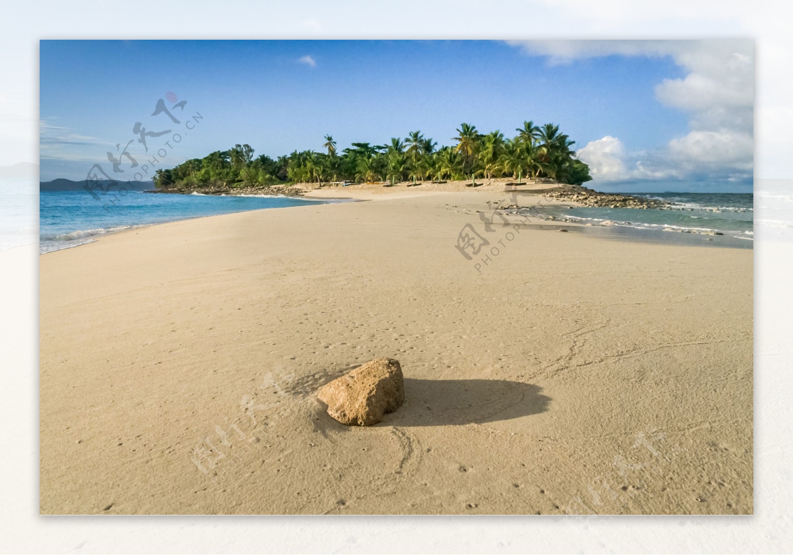 蓝天沙滩椰子树图片