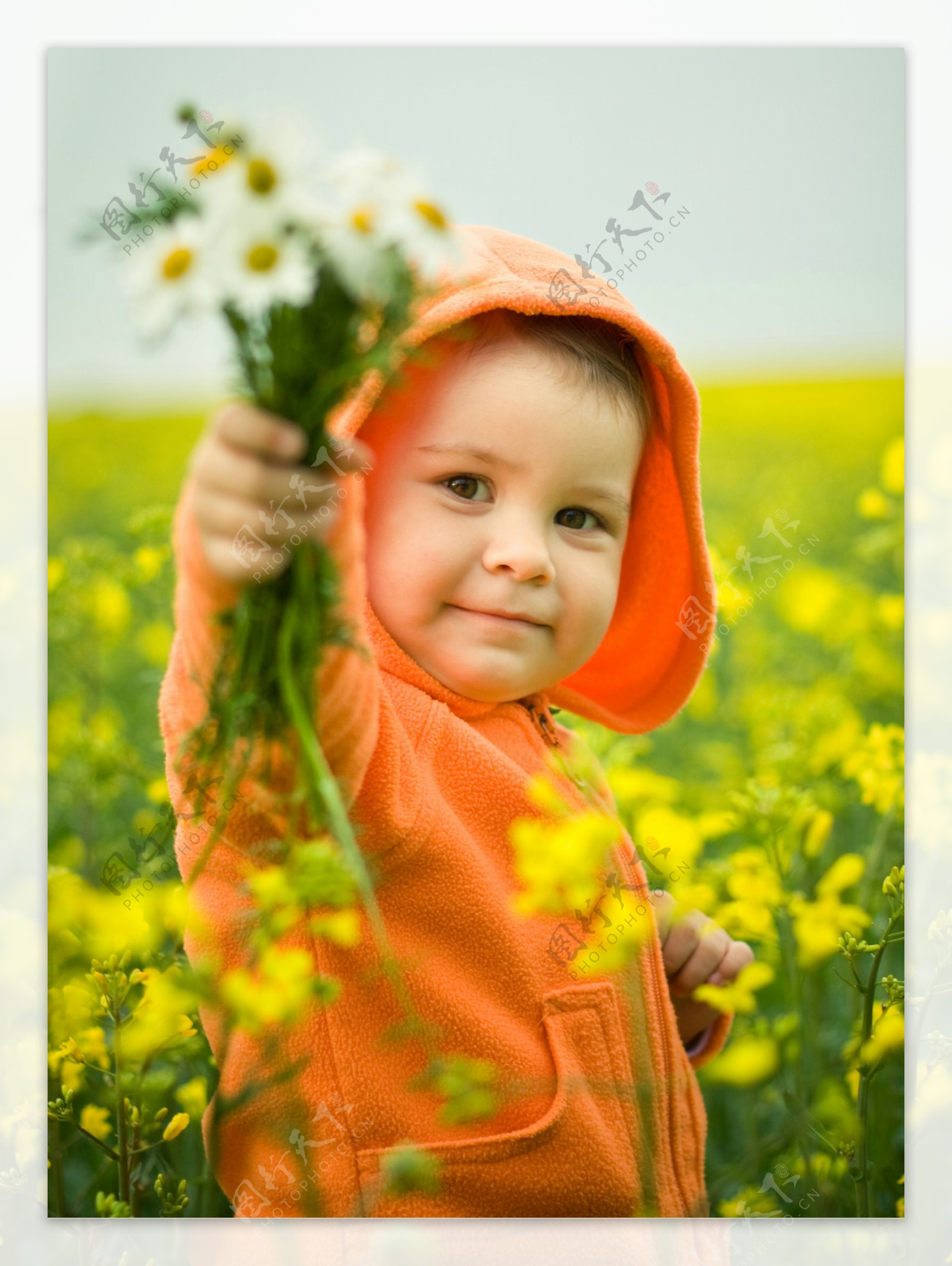 手拿鲜花的小孩图片
