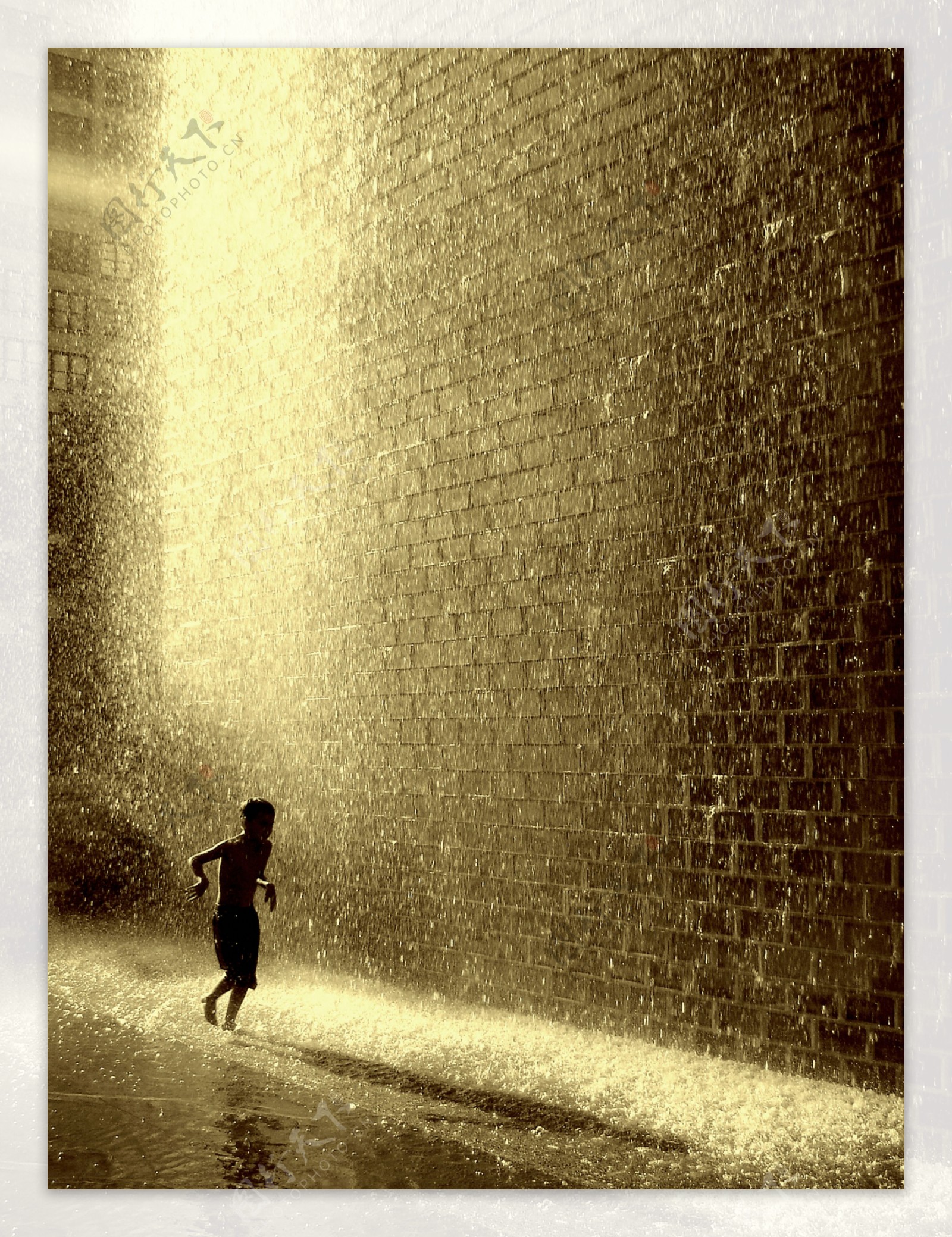 雨中奔走的小孩图片